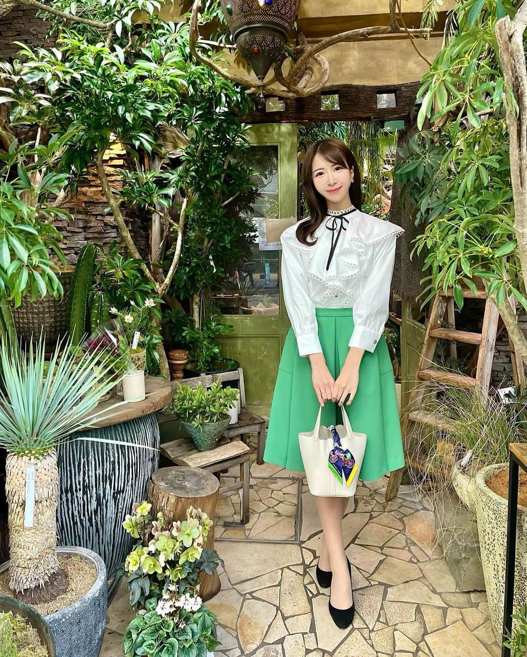 のインスタグラム：「🌿🍋🍃 𝑮𝒓𝒆𝒆𝒆𝒏 𝒘𝒂𝒓𝒎𝒔 𝒐𝒖𝒓 𝒉𝒆𝒂𝒓𝒕𝒔💕 緑いっぱいの素敵なお花屋さん . 今日はバレンタインデーでしたね♪ 私はお世話になっている人へ手作りチョコを 渡しました😚 . お写真はバレンタインっぽくないけど お気に入りのお花屋さんにて💐 . . . 上品な白ブラウスは一目惚れして即買いしたもの🤍 最近、白系トップスにハマってます🦢 . . . . Tops：#tocco #toccocloset Skirt：#pontneuf Pumps：#diana Bag：#hermes . . #happyvalentinesday #ハッピーバレンタイン #バレンタインデー #花屋 #花屋さん #お花屋さん #春コーデ #グリーンコーデ #上品コーデ #お嬢様ブラウス #フリルブラウス #白ブラウス #大人コーデ #きれいめコーデ  #美シルエット #花のある生活 #花のある暮らし #グリーンのある暮らし」