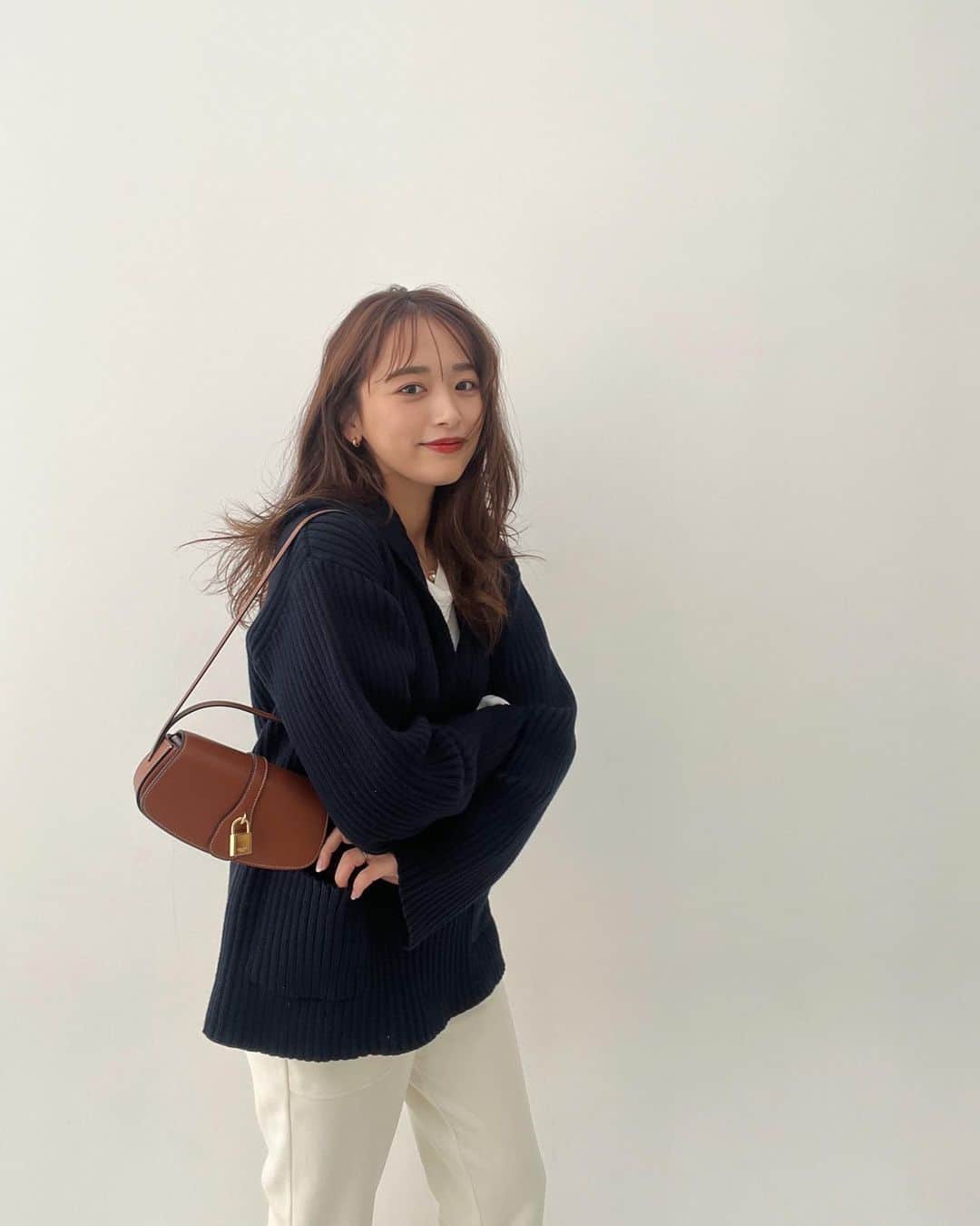 近藤千尋のインスタグラム：「ハッピーバレンタイン🍫💓 今年は手作りじゃなくて 買っちゃった❣️笑 皆さんは好きな人に渡せたかな？🥰  ネイビーにキャメル❤️な私服❤️  撮影の後に #ラロッシュポゼ @larocheposayjp さんのポップアップへ💕 新商品も気になるっ🥰  よし！今週も始まったね！ 頑張ろう❣️😍」