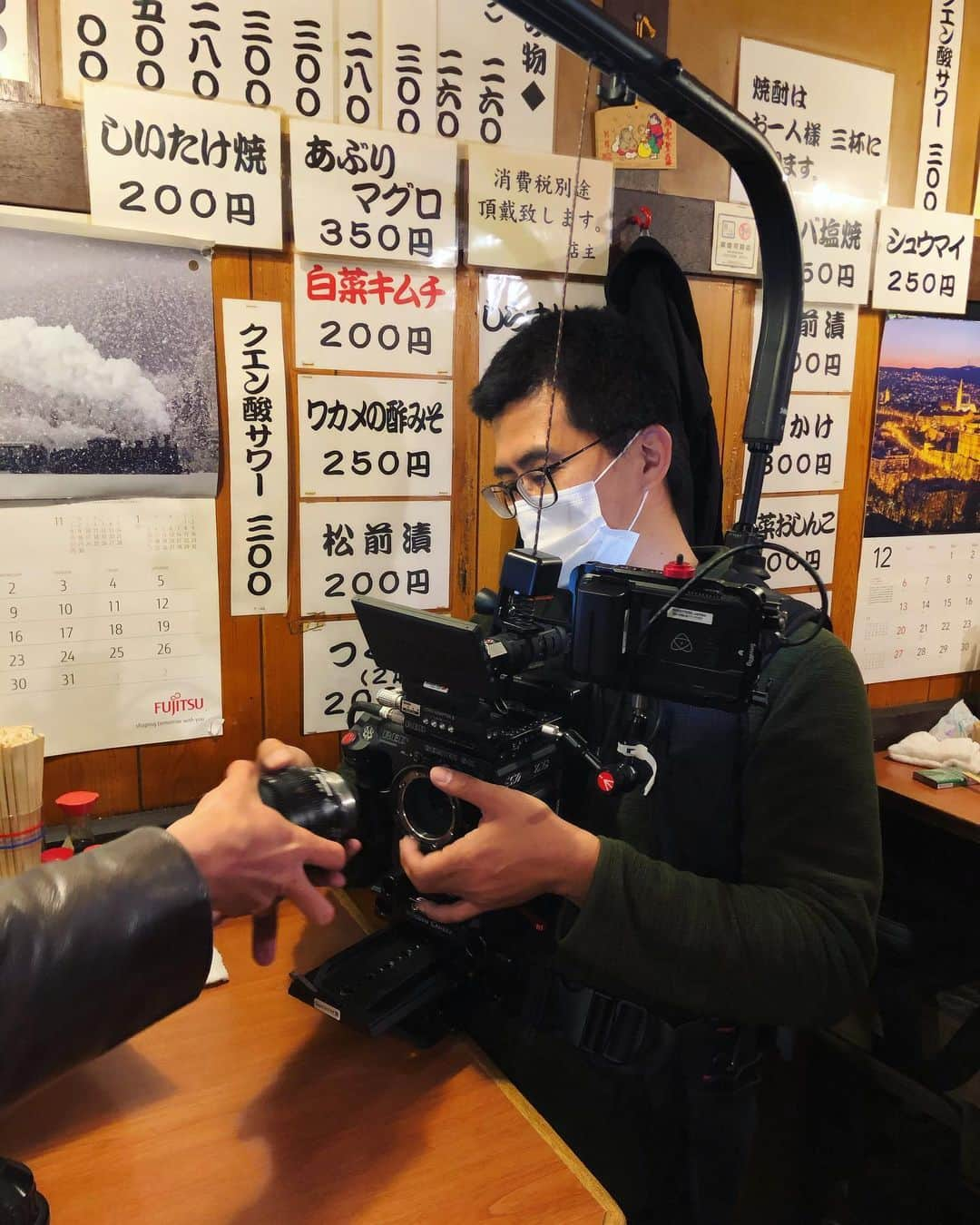 岡田育さんのインスタグラム写真 - (岡田育Instagram)「#behindthescenes  #midnightasia  #midnightasianetflix  #ミッドナイトアジア食べて踊って夢を見て  . Nighthawks!! Have you seen “Midnight Asia” on Netflix? I took a part as a navigator of Tokyo nightlife. It’s still tough time to spend nights together or even shoot a film about it, but hope you’ll enjoy this virtual-n-realistic Asian tour with us.  アジア各国の夜の街を駆け抜けるNetflixのドキュメンタリー番組『 #ミッドナイトアジア 』、東京編にナビゲーターとして出演しております。 . （ここだけの話、私のパートの撮影は2020年末だったのでだいぶ記憶が曖昧なんですが……） . #ドキュメンタリー #documentary  #ネットフリックス #ネトフリ #netflix #netflix出演 #asiandocumentaries  #岡田育 #ikuokada」2月14日 20時40分 - okadaic