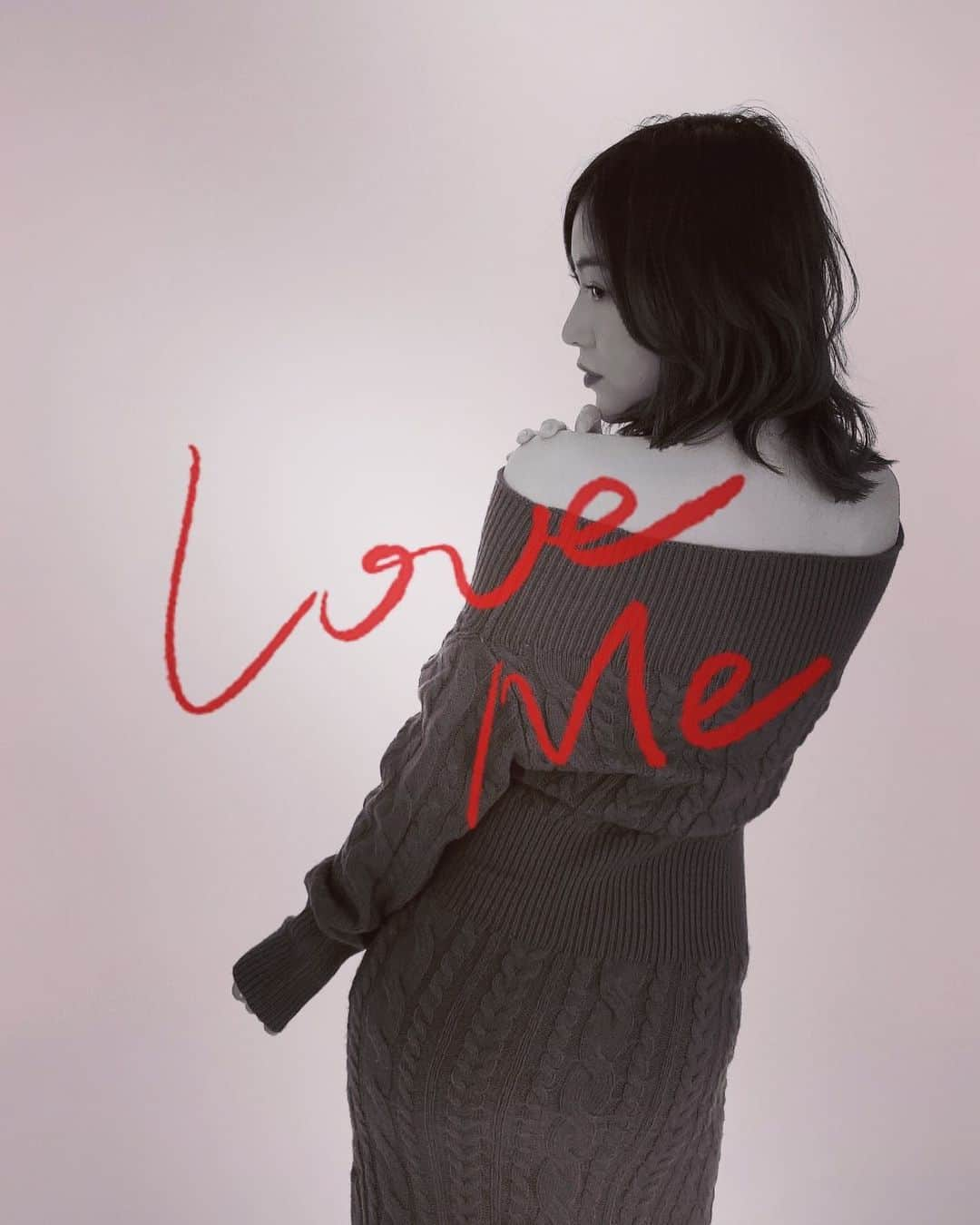 松井珠理奈のインスタグラム：「#happyvalentinesday 🍫❤️  #love  #kiss #happy  #valentines  #thankyou  #loveme  #🍫  #❤️」