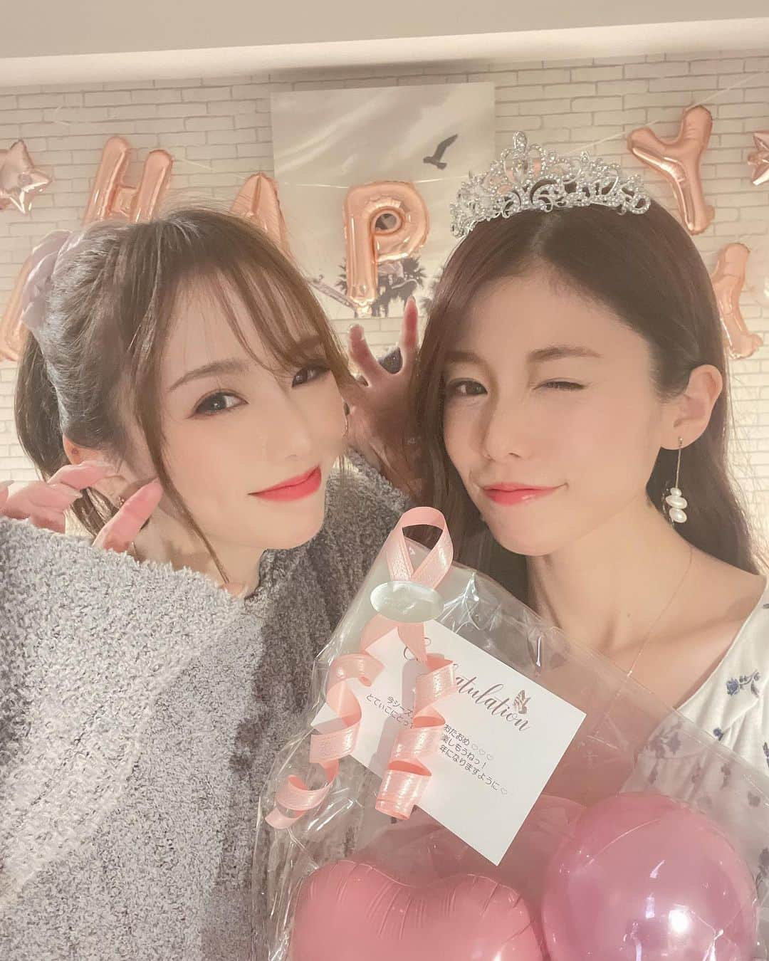 朝比奈果歩さんのインスタグラム写真 - (朝比奈果歩Instagram)「肺活量がゴミすぎて酸欠なるかとw 、 、 、 おこもり とととととてぃこバースデー🍰 @tomoko029  、 、 たぶん意識だけブラジルかどっかにいるんだと思う。 リアルタイムとの時差がねw 、 、 、 、 改めておめでと🌸 、 #お誕生日おめでとう #バースデー #女子会 #バルーン #かわいい #誕生日飾り付け #部屋着 #映え  #happybirthday #birthday #balloons #roomwear #pajamas #instagood #kawaii  #自拍 #셀카 #셀피 #카와이」2月14日 20時42分 - kaho_asahina