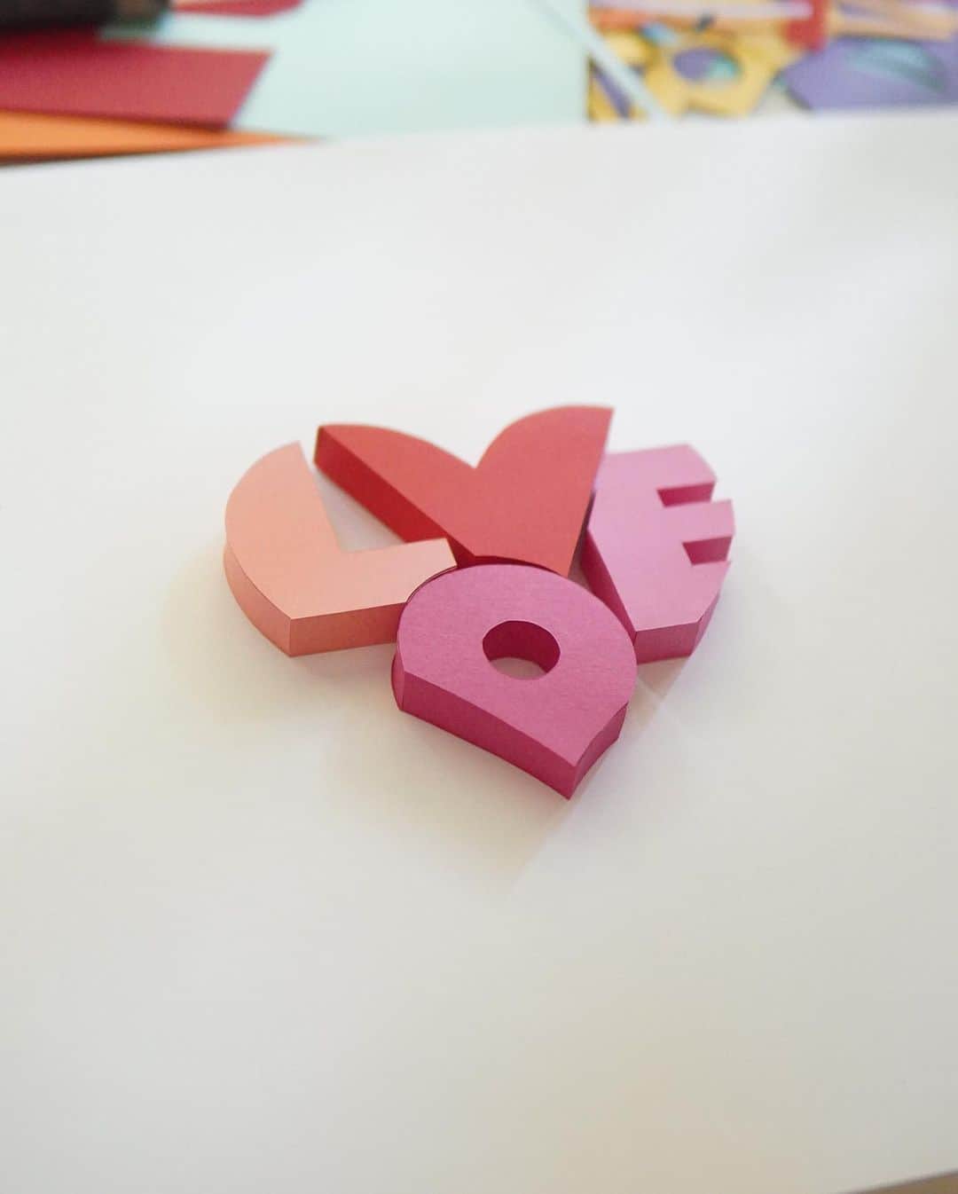 Sabeena Karnikさんのインスタグラム写真 - (Sabeena KarnikInstagram)「Happy Love Day ❤️ Spread love and open your heart. Here’s my version of deconstruction love. Had fun creating this little stop motion video. Swipe to see still images. . . . #valentineday #love #stopmotion #papercrafts」2月14日 20時51分 - sabeenu