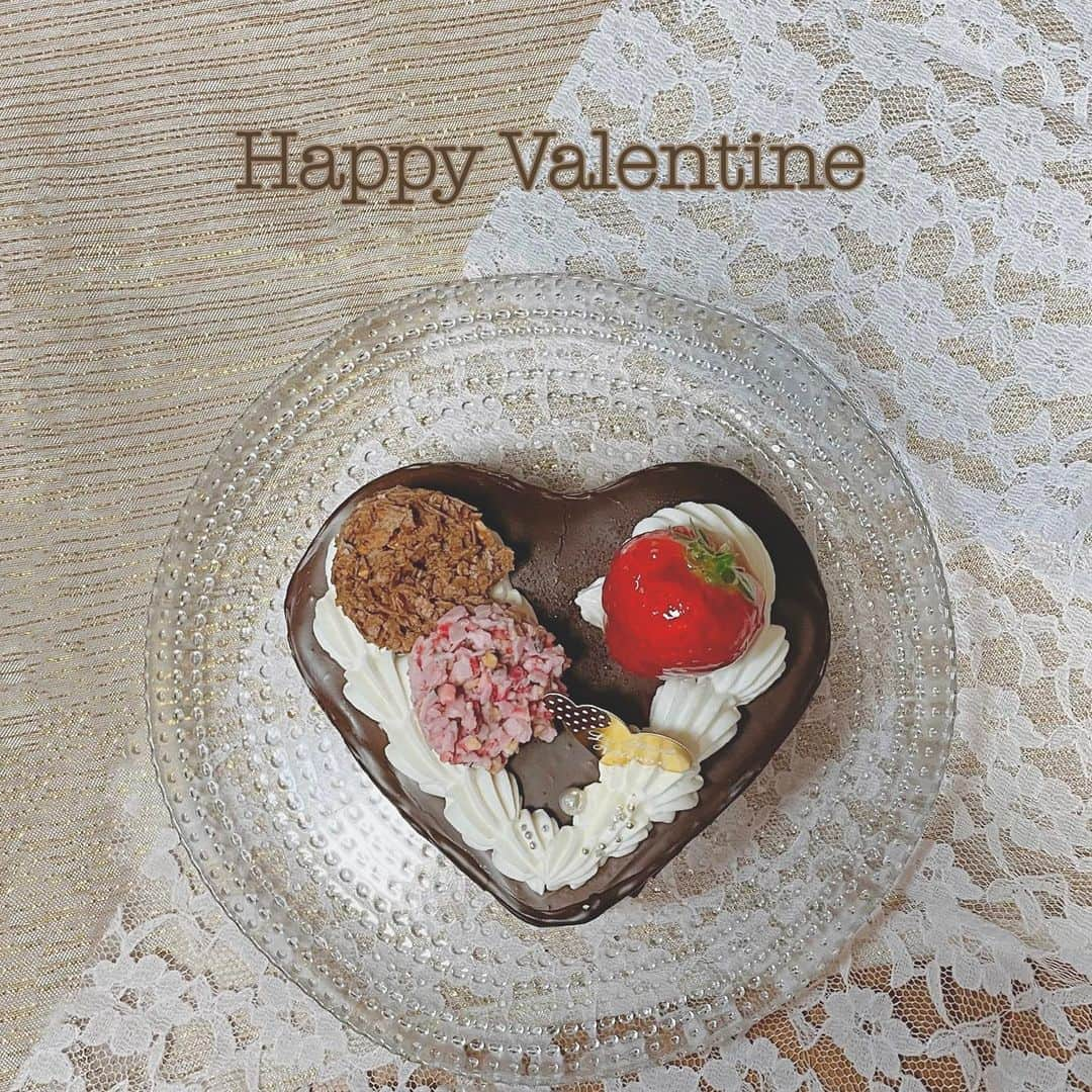 諸橋姫向のインスタグラム：「Happy Valentine♥️  弥彦村のケーキ屋さんパレドール渡辺さんでとっても素敵なケーキを見つけました！🎂  #諸橋姫向#やひこ#followme #팔로미#좋아요 #パレドール渡辺   #パレドールワタナベ  #ばれんたいん  #バレンタイン」