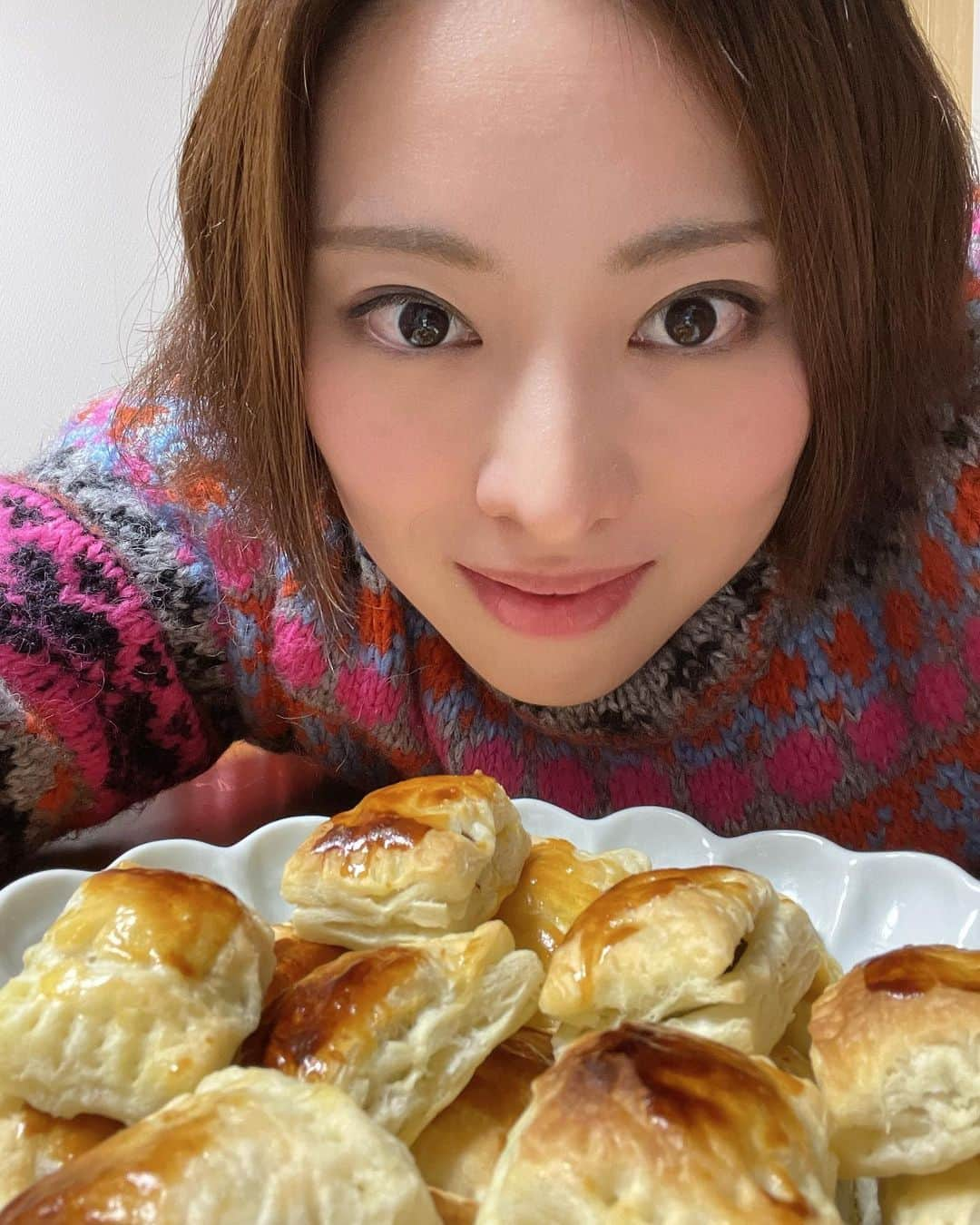 蒼真せれんのインスタグラム：「♡HAPPY  VALENTINE DAY♡ 【パートII】 ⁡ チョコパイ（パイの実風） 作ってみました🥧🍫 プレゼントfor you💝 ⁡ 思ったより大きい…笑 でも美味しかった😋 ⁡ ⁡ #バレンタイン #valentine  #チョコレート #チョコパイ  #happyvalentinesday  #蒼真せれん」