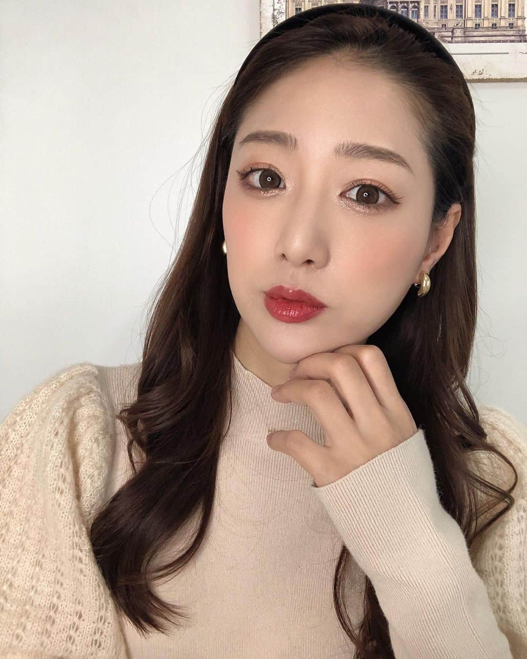 のインスタグラム：「ハッピーバレンタイン💝　 なんかチョコを食べなきゃ！！って気持ちになるのは私だけですか？😌🍫  まつげパーマいい感じにかかりました❤️ @lily_eyefree ✨  もう何年も続けている絶対なくてはならない美容ルーティン💄✨  最近痩せたからか二重の調子も良くて最高🥰✌️💕  YouTube【もよこの勝手に美容通販】よろしくお願いします😌✨  　　　  #美容#まつげパーマ#パリジェンヌラッシュリフト #カチューシャヘア #カチューシャアレンジ#オレンジメイク」