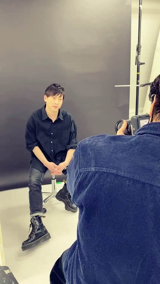 山口賢人のインスタグラム：「MAEKENに宣材撮ってもらってるよ  彼とはもう長い付き合いだけど、ずっと最高なやつだぜ！thank you！！  Photo by @maeken1027  @maeken_photo_desho」