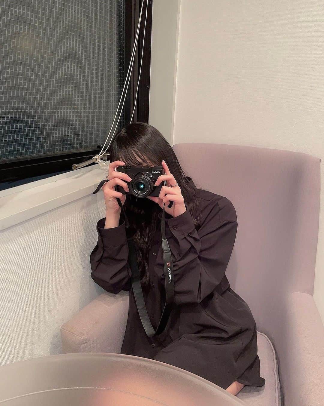 宇井優良梨のインスタグラム：「⁡ Happy Valentine🥂💌🖤 皆さんの大切な方へ想いが届きますように…🕊 ⁡ そしてWe Gotta MoveのDance Practiceが YouTubeにて公開されました☺︎ GENICから皆さんへバレンタインっ🍫 サビがみんなで踊れる振り付けになっているので、 是非観て覚えて下さると嬉しいです🤤  ぱしゃっ！ ⁡ #WeGottaMove #valentine #GENIC #宇井優良梨 #うぃmode #uiiblack」