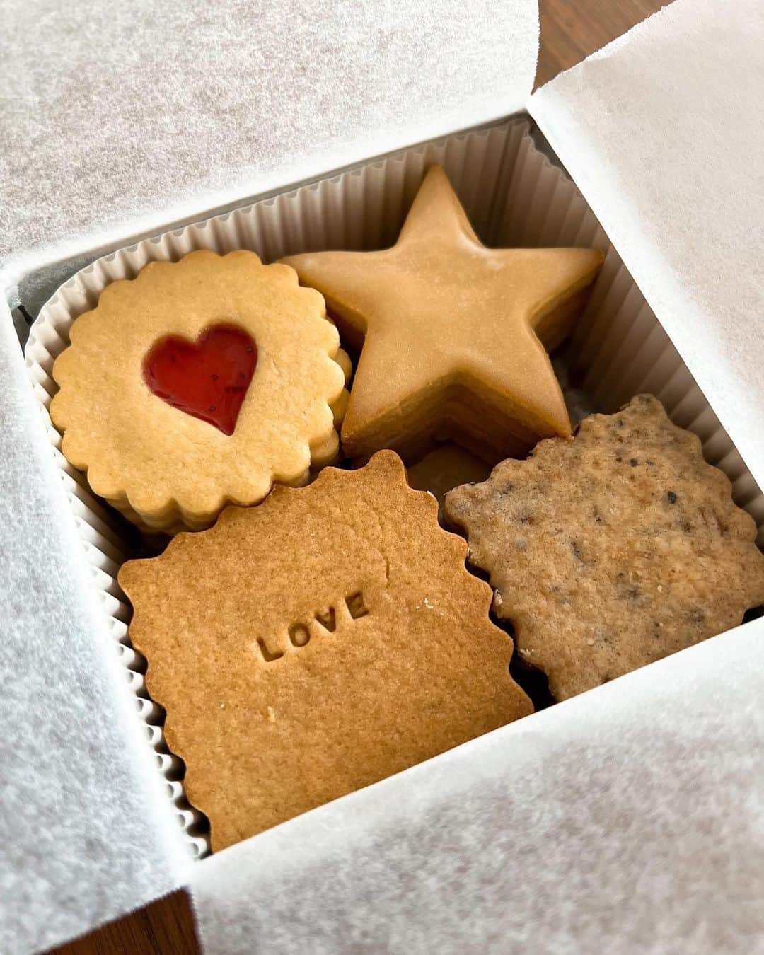 森麻季のインスタグラム：「久しぶりの#もも缶 🍪  ハッピーバレンタイン💓  大事に食べないと！ 私も食べる気満々です  #momo #モモ缶クッキー  #バレンタイン #stvalentinesday  #お取り寄せ」