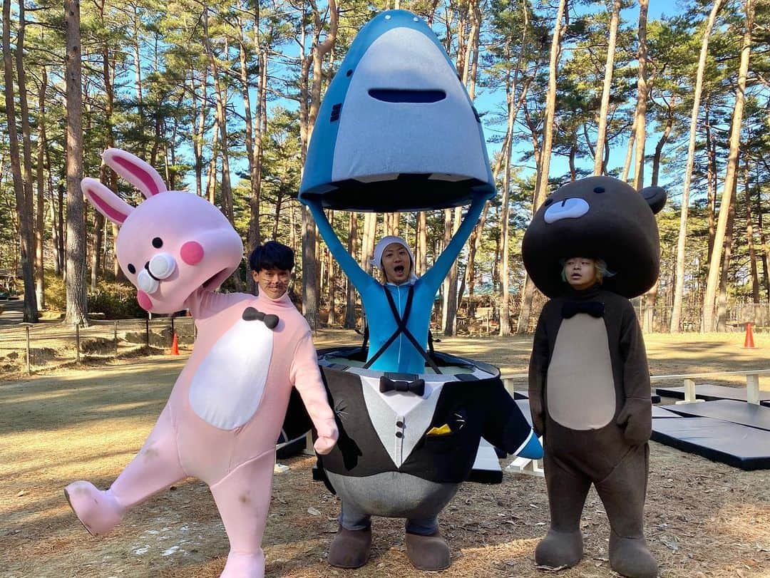 としみつのインスタグラム：「今日公開された動画のオフショットです！ 撮影中視界狭すぎてすごく大変だった、、！  シャークヤくん・くまくんと一緒に戦った3本勝負、結果はいかに！？？ 東海・中部エリアのアパートマンション仲介・管理会社、 オンテックさん（ @sya_kuyakunn.official ）とのコラボ動画となっているので、 ぜひYouTubeでチェックしてね！！  #オンテック #お部屋探し #お部屋の管理 #シャークヤくん #名古屋駅ジャック #PR」