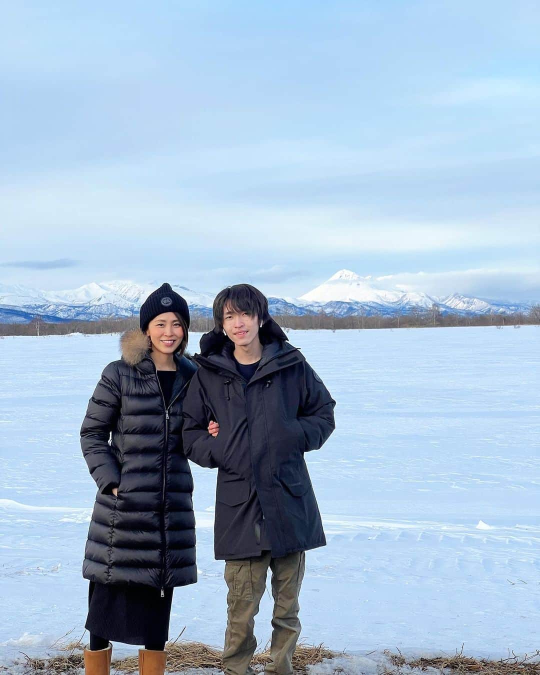 のインスタグラム：「今回知床へ行った最大の目的は 「流氷」でした。  実は12月に息子が突然の消化器系の病気で 吐血と激しい下血で救命救急にお世話になり 入院していたのですが、 救命救急のベッド上で意識朦朧とした中 「俺、まだまだやりたいことたくさんあるのに…」 と、消えるような声でつぶやいたんです。  普段は「別にやりたいことないし」とか 「これと言った夢もないし」って とんがってるけど、 初めて「死」を意識した途端に 「生」の尊さに気づいたんでしょうね。  救命救急の病室で前向きに励まそうと思って 「元気になったら何しようか？」 と二人で未来の楽しみをたくさん話したのですが、 そのときに2月にママ仕事で北海道行くんだ〜 と話したら、いいね、今って流氷とか見えるのかなぁ？ 流氷って乗れるのかなぁ？ていうから、 検索したら知床に行けば流氷ウォークという ツアーがあるらしいと知り、 普段なら絶対にそんなのどうでもいいという 引きこもり日本代表みたいな息子が 「流氷の上歩いてみたいな…」と言ったのです。  そこから普通病棟へ移動してしまったので 普通病棟は完全面会謝絶なため 会えない日々が続きました。  退院の日、まだ回復食もあまり食べれなくて 体調が悪くて何もできないと落ち込んでいたときに 「2月に知床に流氷見に行こう！ そこを目標に回復に向けて全力でがんばろう！」 と約束したのでした。  「なんでそんなにすぐ決められるの？」 と息子は言うけど、 私の人生は常に生き急いでいるのです🤣  うちの息子はいつも、後でやる、 いつかやる、時期が来たらやる、 そんなのいつでもできるし… という考えなのですが 本当にもったいないと思うのです。 どんなことも絶対に「できる」とは 限らないのだと説明し 人はどんなに健康に気をつかっていても 病気になるし、 どんなに元気でも突然事故にあって しまうかもしれない。 本当にいつ誰に何が起きるかわからない。 だから、できる時に何でもやる！ やったことに絶対に無駄はない、 でも、やらなかったことは一生後悔する。 だから、やるんだよ👍  ということで、知床を訪れたのでした。 元気になって本当によかった！  （吐血と下血を見た時には、震えてしまい 私が死にそうでした😵）  そして、この後、昨年末にホテルと 航空チケット予約しただけで安心し、 肝心の流氷ツアーの予約を忘れてしまうという 最悪な失敗をやらかしてしまうのです…😅 （つづく）  #死をもって生を知る #元気が一番」
