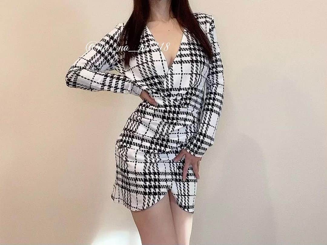 奔放なナナのインスタグラム：「カシュクールワンピース👗 . YouTube毎日21時更新↓↓ おまけのナナII【NanaII】で検索してね⭐️ . . #cosplay #lingerie #tryonhaul #セルフグラビア #グラビア #自撮り女子 #japanesegirl #女孩 #소녀 #코스프레 #ワンピース #clubdress  #followｍe」
