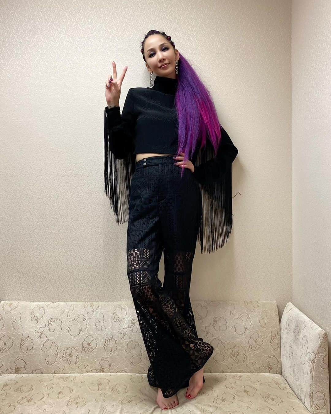 のインスタグラム：「. 本日も来てくださった方々 本当にありがとう ございました！ 皆様の温かい拍手が 歌っていてよかったと 思わせてくれます 痛感です 感謝です！！！  #mikanakashimapremiumlivetour2022 派手な髪型 #コーンロウ 今日でこの #ピンク #紫 最後です 次何色にしようかなぁ」