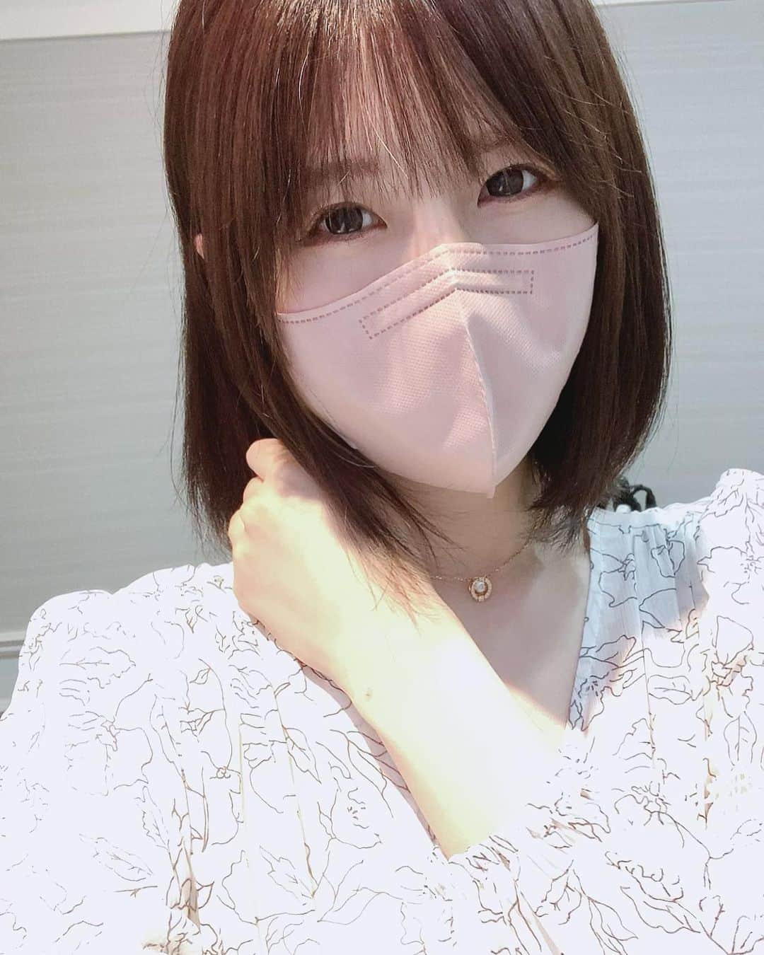 のインスタグラム：「久しぶりに美容院に行きました☺  いつもお願いしているロアナ六本木の山根さん✨  黒染めじゃないギリギリくらいのトーンのラベンダーブラウン。 長さは整えるくらい。  3枚目はBefore🙋🏻‍♀️  #グラドル #ポートレート #フリーモデル #グラビア #フリーランス #ポートレートモデル #被写体 #撮影会 #写真好きな人と繋がりたい #カメラ好きな人と繋がりたい #くびれ #美脚 #撮影依頼 #仕事依頼 #ミリドル #portrait #shotting #japanesegirl #cute #kawaii #followme」