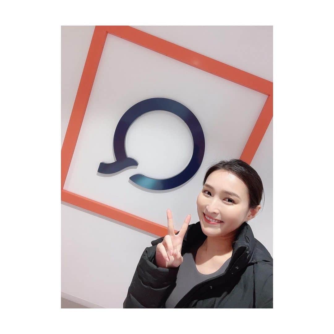 森田真以のインスタグラム：「📺 @qvc_japan にて元競泳平泳ぎ日本代表の岩崎恭子さん監修の 「ブレストトップ」のモデルを担当させて頂いております🌻  恭子さんは、当時バルセロナオリンピックで競泳史上 最年少金メダリストに輝いています🥇👏🏻  夏からQVCチャンネルの生放送でご一緒させていただき、 先日の2月12日と(土)1:00〜の放送で4度目となりました いつも楽しく賑やかな現場です✨  全く告知をしないタイプの私ですが笑、 観てくださっている方ありがとうございます💕 . . . #qvc #qvcjapan #tv #onair #tvshow #sports #sportswear #fashion #haelthy #workout #model #fitness #shooting #岩崎恭子 さん #テレビ #生放送 #撮影 #モデル #ワークアウト #姿勢 #水泳 #食事 #運動 #健康 #スポーツ #スポーツウェア #東京 #ボディーライン」