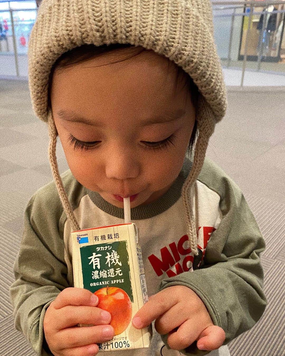 瀬戸サオリのインスタグラム：「ハッピーバレンタイン💘 毎日息子に笑わせてもらって 子育てがなんとも楽しすぎて きっと私は子育ても家事も 趣味かもしれない？☺️笑  バレンタインは 息子には絵本📚 パパには早めにチョコ🍫 ティちゃんにはオヤツのお土産を🦌 . 今日も変わらず朝から夜まで 動きっぱなしで 座ってたの１時間くらいで😇 （最近座ってる記憶ない）  ホワイトデーは ゆっくりする時間をくださいって お願いしておこう🙋🏽‍♀️❤️‍🔥」