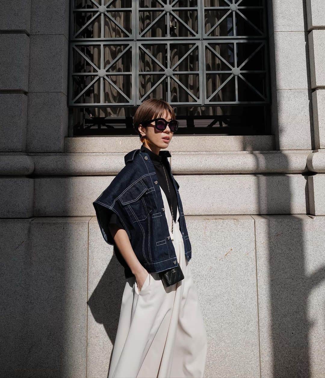 正中雅子のインスタグラム：「denim vest💙  個人的に絶対おすすめのデニムベスト！今シーズンのスタイリングにプラスワンしやすく 今年は絶対に欲しいdenimのひとつ！  インポートのデニム生地を使用し、ベーシックだけど 羽織った時にやっぱり違うこの感じ🤤  スカートにパンツにも🙆‍♀️  2/18 FRI 12:00 PRE ORDER start!!  #MACHATT #masaco服」