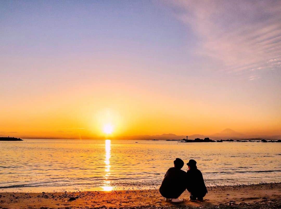葉山町のインスタグラム：「チョコっと、幸せのお裾分け！  #葉山歩き #ハッピー #バレンタインデー  #夕日 #海デート #春はもうすぐそこ #みんなはチョコ #買う派？#手作り派？ #葉山 #リモートトリップ #富士山 #MtFuji #Hayama #Sunset #Valentinesday #CouplePhoto #BeachSunset  #BeachPhotography #JapanTrip #SunsetLovers」