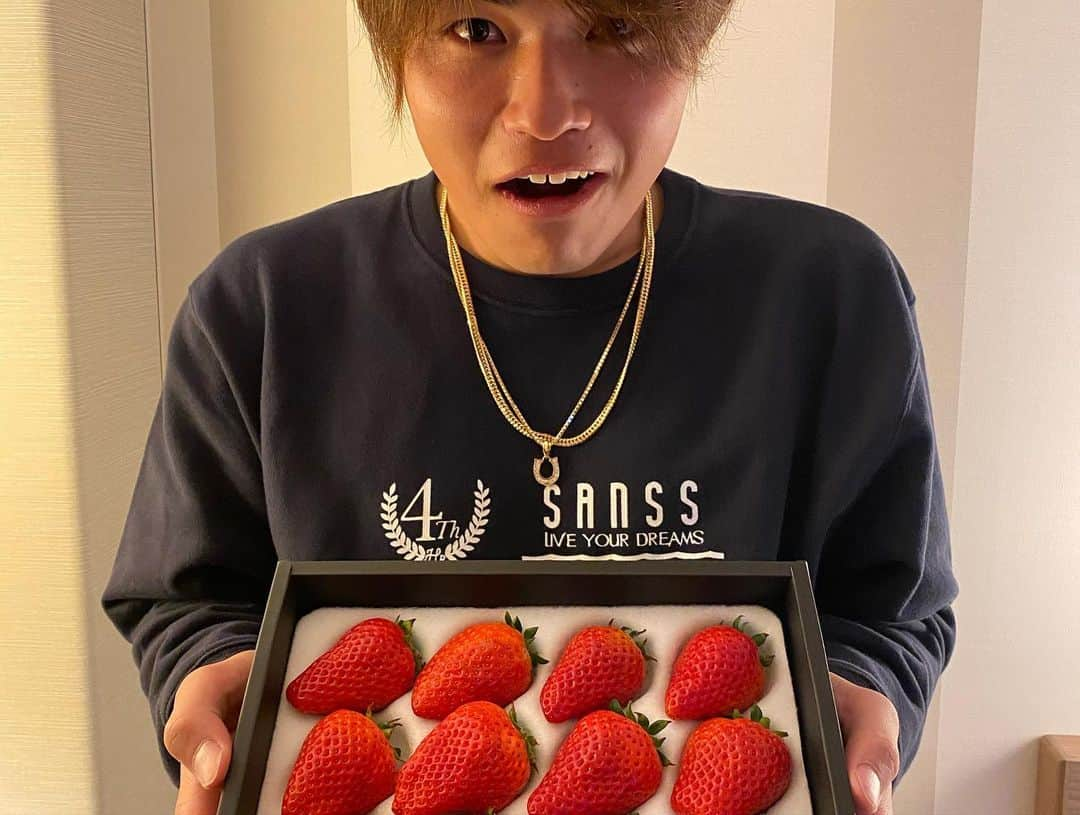 甲斐拓也さんのインスタグラム写真 - (甲斐拓也Instagram)「大分県産ブランドのベリーツイチゴを送っていただきました🍓  とても甘く、最高に美味しかったです！  @sechirio_berry さんいつもありがとうございます！  #千賀滉大  #甲斐野央  #海野隆司  #大分県産 #ブランド #ベリーツ #イチゴ #金賞受賞」2月14日 21時57分 - kai19official