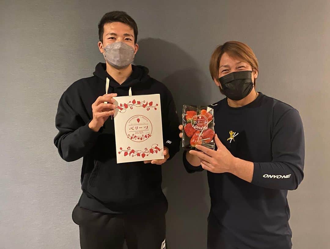 甲斐拓也さんのインスタグラム写真 - (甲斐拓也Instagram)「大分県産ブランドのベリーツイチゴを送っていただきました🍓  とても甘く、最高に美味しかったです！  @sechirio_berry さんいつもありがとうございます！  #千賀滉大  #甲斐野央  #海野隆司  #大分県産 #ブランド #ベリーツ #イチゴ #金賞受賞」2月14日 21時57分 - kai19official