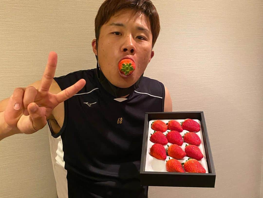 甲斐拓也さんのインスタグラム写真 - (甲斐拓也Instagram)「大分県産ブランドのベリーツイチゴを送っていただきました🍓  とても甘く、最高に美味しかったです！  @sechirio_berry さんいつもありがとうございます！  #千賀滉大  #甲斐野央  #海野隆司  #大分県産 #ブランド #ベリーツ #イチゴ #金賞受賞」2月14日 21時57分 - kai19official