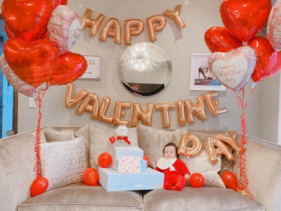 石田安奈のインスタグラム：「ℋ𝒶𝓅𝓅𝓎𝒱𝒶𝓁ℯ𝓃𝓉𝒾𝓃ℯ𝒹𝒶𝓎🍫❤️  ミニあんにゃメモリー📷💕 来年には一緒にチョコ作りできたりするのかなぁ♡ と想像しながらパシャパシャと写真撮ってました☺️💓  #バレンタイン#バレンタインデー#サプライズ#バルーン#出産報告#女の子ママ#女の子ベビー#出産#プレママ#妊娠記録#初マタ子育て日記#産後#赤ちゃん#新米ママ#べビスタグラム#赤ちゃんのいる生活#girl#baby#babygirl#mom#happymom#balloon  #VALENTINE#valentineday」