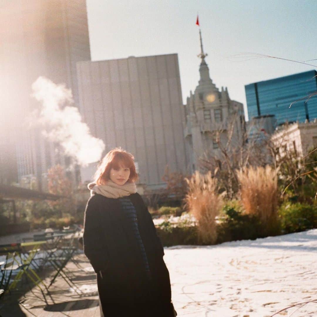 岸井ゆきののインスタグラム：「２／１１は30歳の誕生日でした！おどろき。 メッセージくれた方やなんとなく思い出してくれた方やぜんぜん知らなかったの方も、みなさま、有難うございます！！ 仕事でお祝いしていただいて🙇‍♀️ありがとうございます。おわってからもいつもいっしょにいてくれる友人がお祝いしてくれて、もう、ほんとうにありがとうね。ティーとコーヒーを飲みまくった。去年はとびきりのサプライズしてくれたんですよねえ あれから一年なんて早すぎるけど、ていねいに思い出せばぜんぶ思い出せる、どの瞬間も大切でいとおしい29歳でした。  30代は楽しい楽しいと聞きますけどね、成るようになる、と思える気持ちの余裕と、面白くてうつくしい日々になるように工夫すること、あとまー、色々、抱えて、生きるぜ。 大事な気持ちを胸に、いっぱいたのしいことしたいわ！！  今ドイツではベルリン国際映画祭（ @berlinale ）が開催されていて、主演映画の『ケイコ　目を澄ませて』がワールドプレミア🌎上映されました。 今までの人生でいちばん、生きていてよかったと思ったよ。映画に出会ってよかった。生きた甲斐があったってもんだよ。 登壇した監督の胸ポケットのスマートフォンから中継してもらいました。わたしの家まで拍手が届いた。 誕生日当日に、シャマラン監督やオゾン監督がレッドカーペットを歩いている動画を見ました。最大のプレゼント！あの中に自分の作品があるなんてさ。しあわせ。これが同じ世界線か。現地に行けなくても夢が叶ってる。世界はひとつだし地球は一個だなー！  これほどまでに大事な物にはも〜〜出会えないと思うの。映画を好きになろうとしたことは一度もない。覚えてない。なかったことがない。好きだ！うおー！なにがなんでも！がんばるよー！」