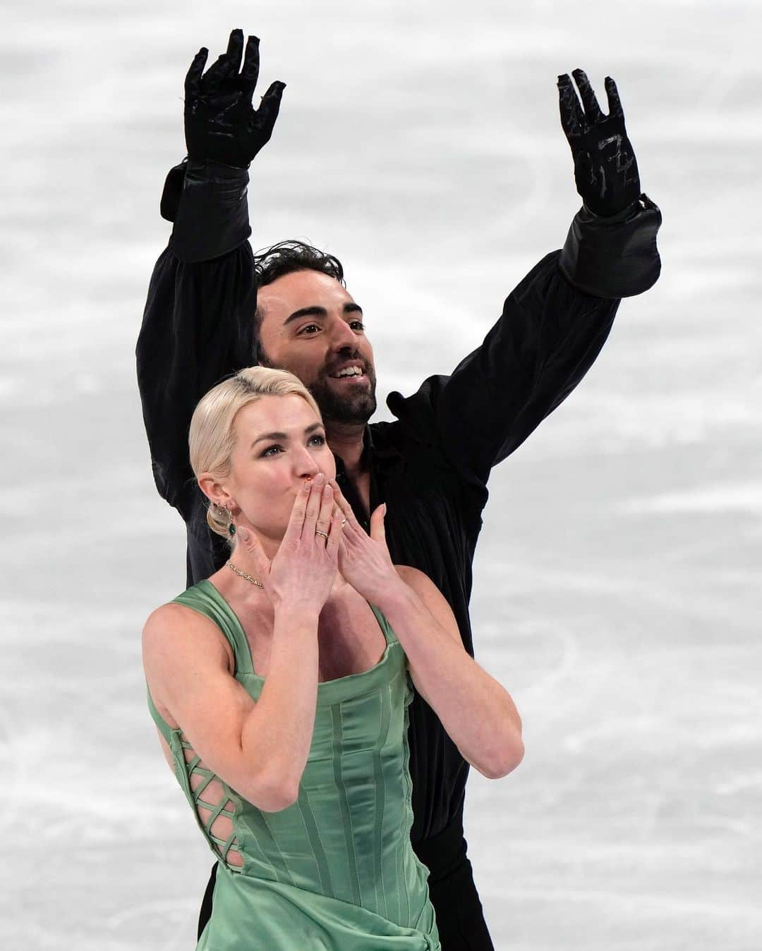 オリヴィア・スマートさんのインスタグラム写真 - (オリヴィア・スマートInstagram)「💚⚔️   Historic moment for Spanish ice dance, 8th at the Olympics & A Spanish Olympic diploma..  What a feeling!  Muchísimas gracias to everyone that helped us to get to this moment It’s been an absolute dream come true! ❤️」2月14日 22時05分 - oliviasmartx