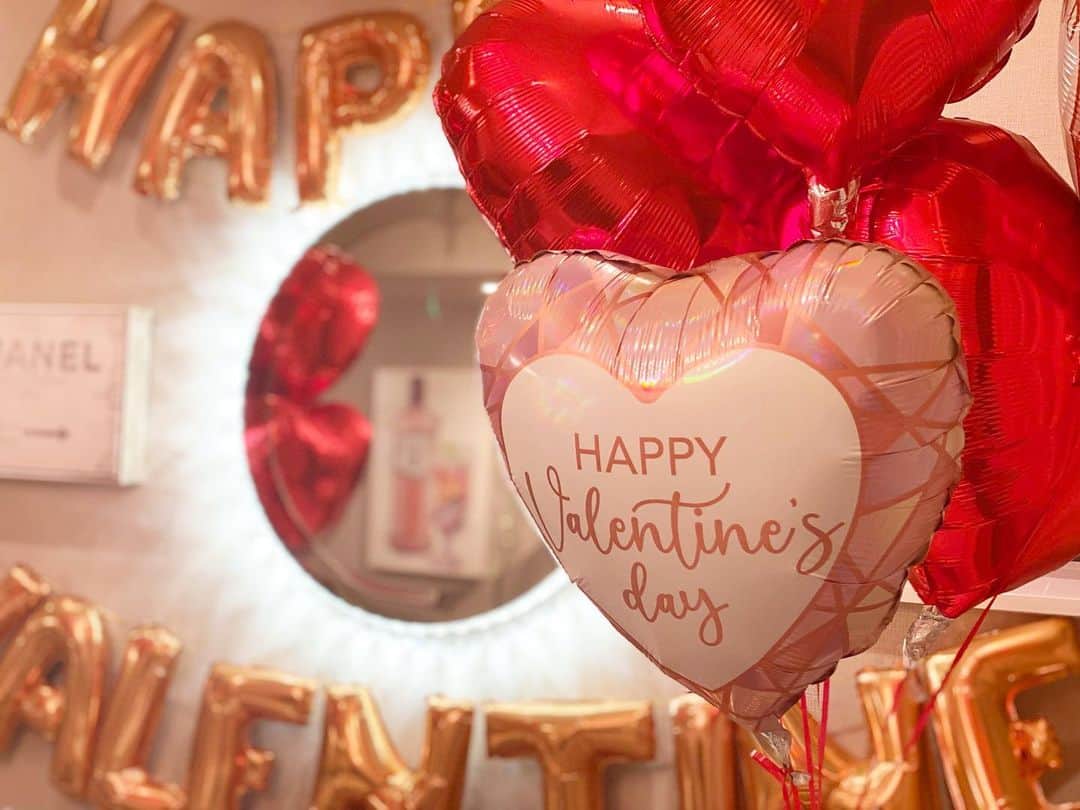 石田安奈のインスタグラム：「ℋ𝒶𝓅𝓅𝓎𝒱𝒶𝓁ℯ𝓃𝓉𝒾𝓃ℯ𝒹𝒶𝓎🍫❤️  日々の感謝を込めて…♡ 私から小さなプレゼント✨  チョコは作りませんでした笑 その分、バルーンでサプライズ💓 そしてこの後、この風船はミニあんにゃのおもちゃになります笑😂🍫💓  #バレンタイン#バレンタインデー#サプライズ#バルーン#出産報告#女の子ママ#女の子ベビー#出産#プレママ#妊娠記録#初マタ子育て日記#産後#赤ちゃん#新米ママ#べビスタグラム#赤ちゃんのいる生活#girl#baby#babygirl#mom#happymom#balloon  #VALENTINE#valentineday」