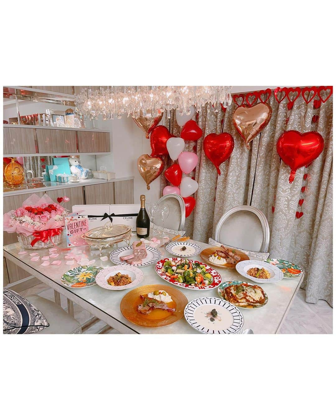 本多胡桃さんのインスタグラム写真 - (本多胡桃Instagram)「❤️Happy Valentine Day🍫❤️  今年はずっとやりたかった いちごの花束🍓🤍 (売ってるの見つからなくて自作しました🤣)  手作りごはんは @kotohonda.gourmet に載せるよ🍽❤️  #happyvalentinesday#valentine#バレンタインデー#ハッピーバレンタイン#おうちごはん#手作りごはん#ハートの花束#ハートの薔薇#苺の花束#ホームパーティー#ことごはん」2月14日 22時26分 - kotohonda