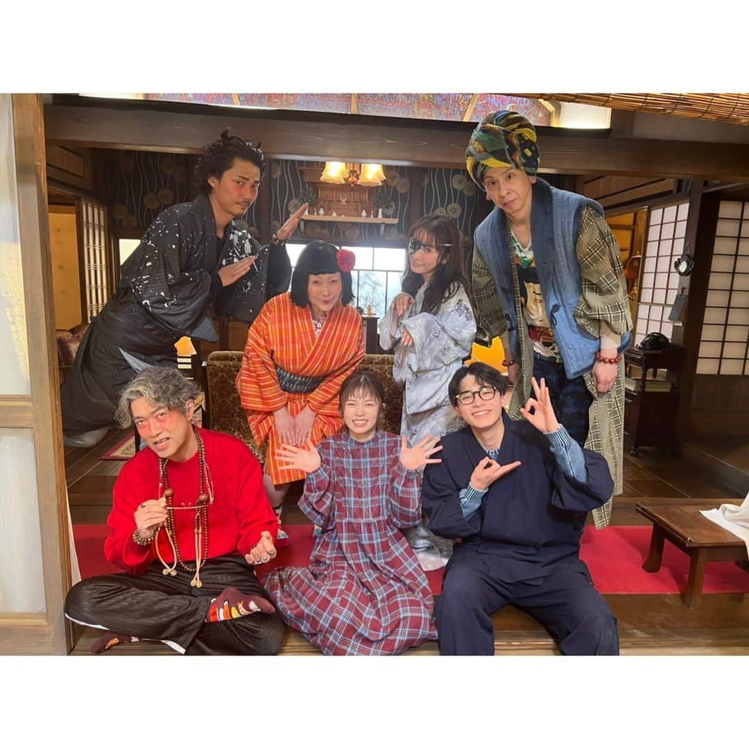 松本まりかさんのインスタグラム写真 - (松本まりかInstagram)「🍫🎁Happy 妖怪 valentines🎁🎉 急にびっくりさせちゃったらごめんね？ 今日ばかりは趣を変えて、 チョコレートカラーの妖怪なんていかがです？😉 （結構ビターに仕上がりました。カカオ🍫86%くらいかしら）  この仕様になると、ほんとに不思議と、した記憶のないギャルポーズが次から次へと湧き出てくるのね、普通の仕草じゃ恥ずかしいっていうか..なんか物足らなくて。。ビジュアルが人を作るっていうものね。そうよね？そうだわ。きっと。by 伊和のひとり言  #途中でカレー好きインドのおじさんが紛れちゃってるけど気にしてるからそっとしといてあげてね  #小芝風花  @人間の女の子 #松本まりか @お岩さん #毎熊克哉 @酒呑童子 #池谷のぶえ @座敷童 #長井短 @山姥 #大倉孝二 @ぬらりひょんfrom India #豊田裕大 @新キャラ交番巡査 #池田成志 @新キャラ閻魔寺和尚  #妖怪シェアハウス2-帰ってきたん怪- #実は社会派ホラーコメディ #今日も絶賛人間界のどこかで撮影中 #4月期ドラマ #6月映画化 #妖怪ギャル化  #一応変身前の妖怪達も添付しておきました一応ね」2月14日 22時42分 - marika_matsumoto