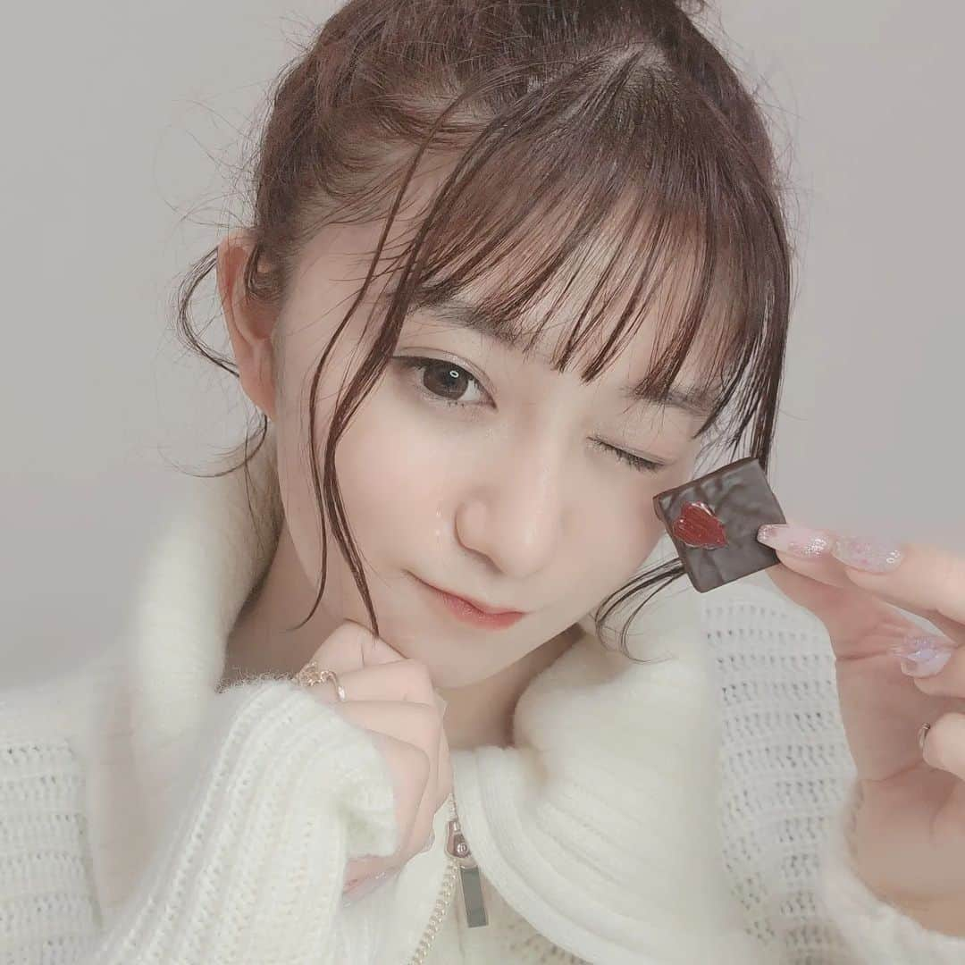 星名美怜さんのインスタグラム写真 - (星名美怜Instagram)「🖤🖤🖤 . HAPPY VALENTINES DAY❤️❤️  自分ご褒美にっ  夢月さん×佐藤美歩シェフコラボの ボンボンショコラをゲットしました！  パッケージもかわいくて 夢月さんのこだわりがたくさん詰まったショコラたち  本当に美味しくて丁寧にひとつずつ 食べてます🐰💓💓  完全なる自分ご褒美！  みんなはどんなバレンタインを過ごしたの？ . #mireinsta #星名美怜  #valentine #0214」2月14日 22時46分 - hoshina_mirei_official