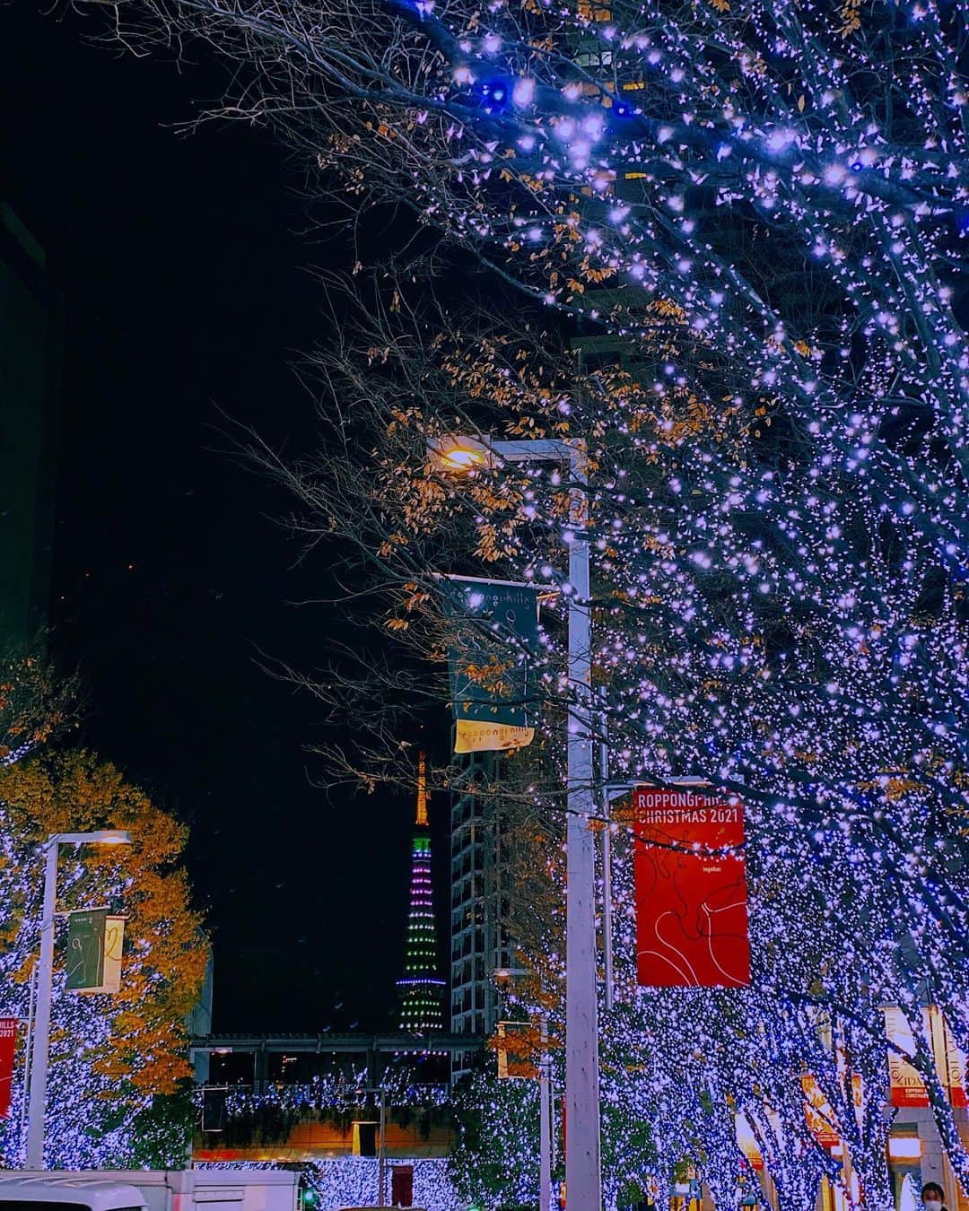 渡辺由布子のインスタグラム：「💙  See you next year!  今年はクリスマスを跨いで、ずいぶん長く楽しませてもらったけやき坂のイルミネーションも今夜まで！ ヨガスタジオから覗くブルーにときめいた、いつもの月曜夜。 また来年🙌  #HappyValentinesDay #valentinesday #datenight #illumination #lightup #tokyotower   🏷 Roppongi Hills 📍 @roppongihillsofficial (#六本木ヒルズ ) 🗾 #TOKYO (#東京 ) #Roppongi (#六本木 ) 🌎 #🇯🇵 (#日本 )」