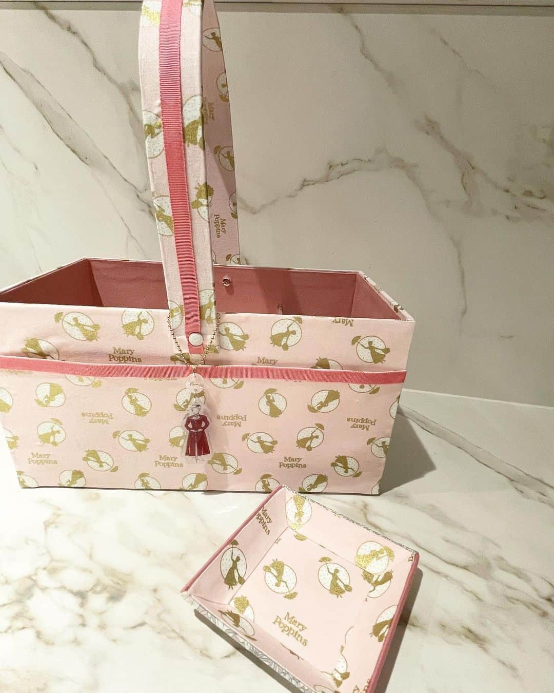 のインスタグラム：「木南から、バレンタインチョコに加えて、最高のプレゼントを貰いました🎁  お手製のおかもち！ 舞台裏でドリンクや化粧品などを入れて持ち歩くためのカゴです。  ちゃんと仕切りもあって、ポッケもあって、笹本メリーの絵のチャームが付いてて…🥲  なんて素敵なの。 大切に使う。 本当にありがとう。」