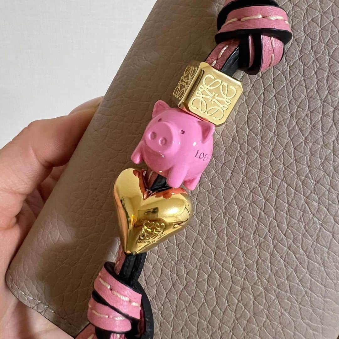 森川侑美のインスタグラム：「Happy valentine❤️🐷💰 愛の日♡ 自分を労ってあげるのも大事♡ぶひひ」