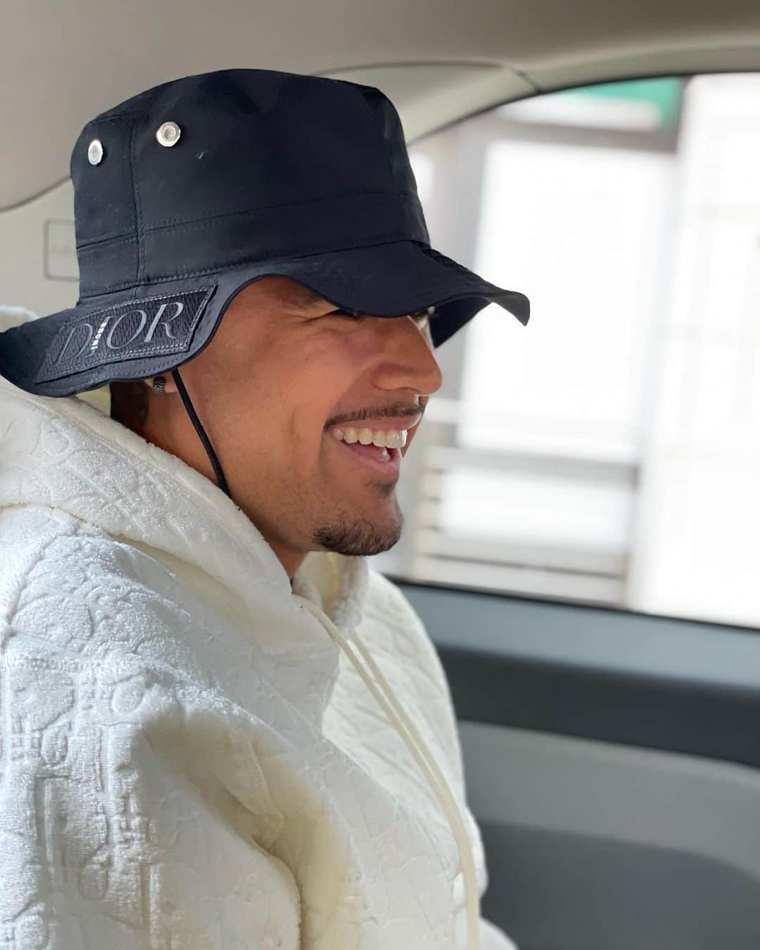 のインスタグラム：「Smile. More. Life. Is. Good 😄」