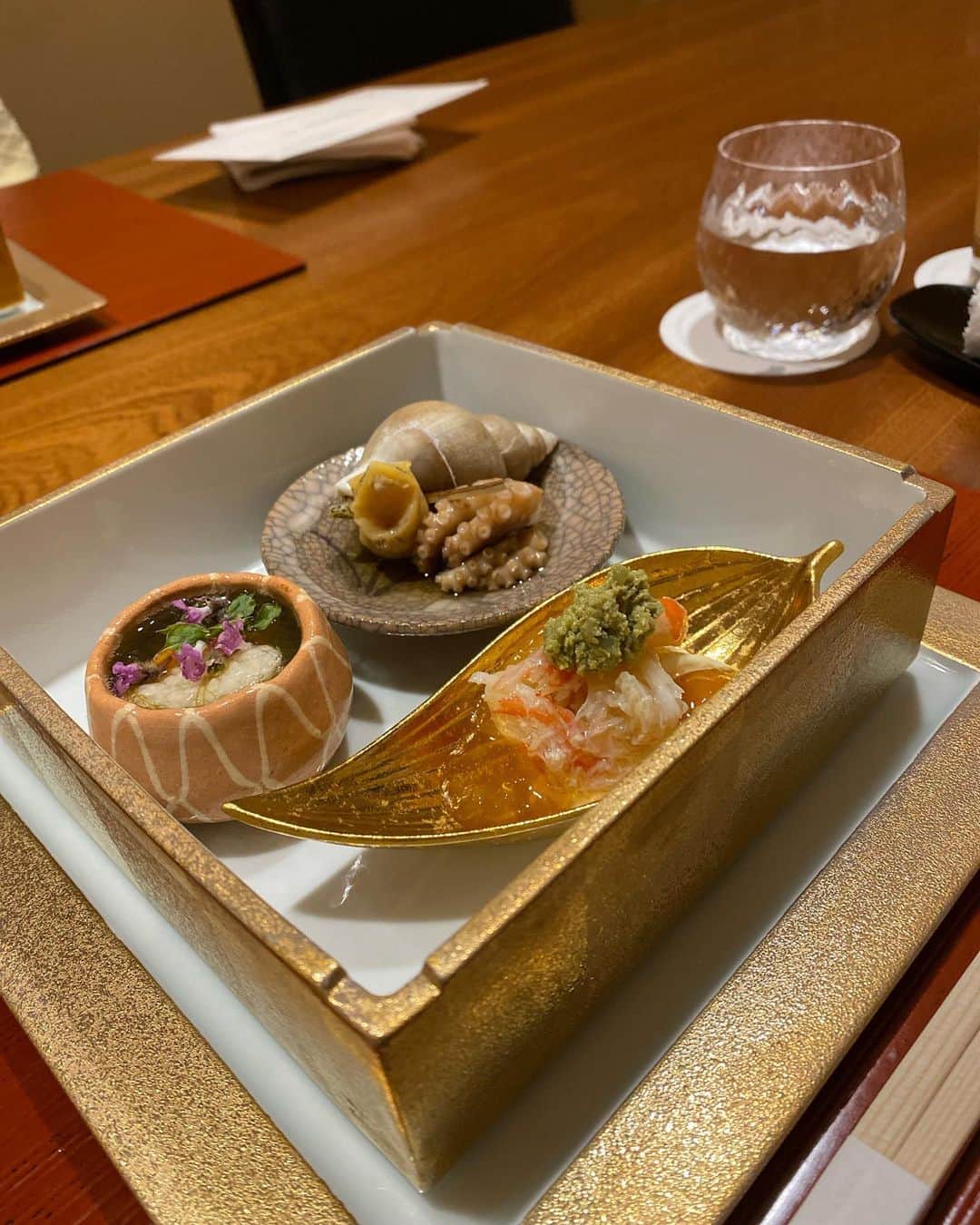 はりーさんのインスタグラム写真 - (はりーInstagram)「今日は赤坂にあるとっても素敵な日本料理屋さんのよう悦さんでご飯を食べました💋 生きた蟹さんを出してくれて3枚目のぷりぷりの状態で食べれるように出してくれます😚 お相手は @ruikumae ❤️‍🩹 女子会やデート、打ち合わせでもいいなーって思ったよ✨ 今回私たちは個室を利用させてもらったんだけど実は二人でずーっとバチェラー見ながらクスクスしながらご飯食べました😚💯 いいバレンタインでした✨ 素敵すぎたのでもう一投稿載せようと思います👌 くまちゃんとの写真もそちらに載せます💋 あと会員制なのでリンクはストーリーにも載せます📸  https://lin.ee/EGIvyUB  #りらご飯#りらずチョイス」2月14日 23時12分 - kirarin_harry_official