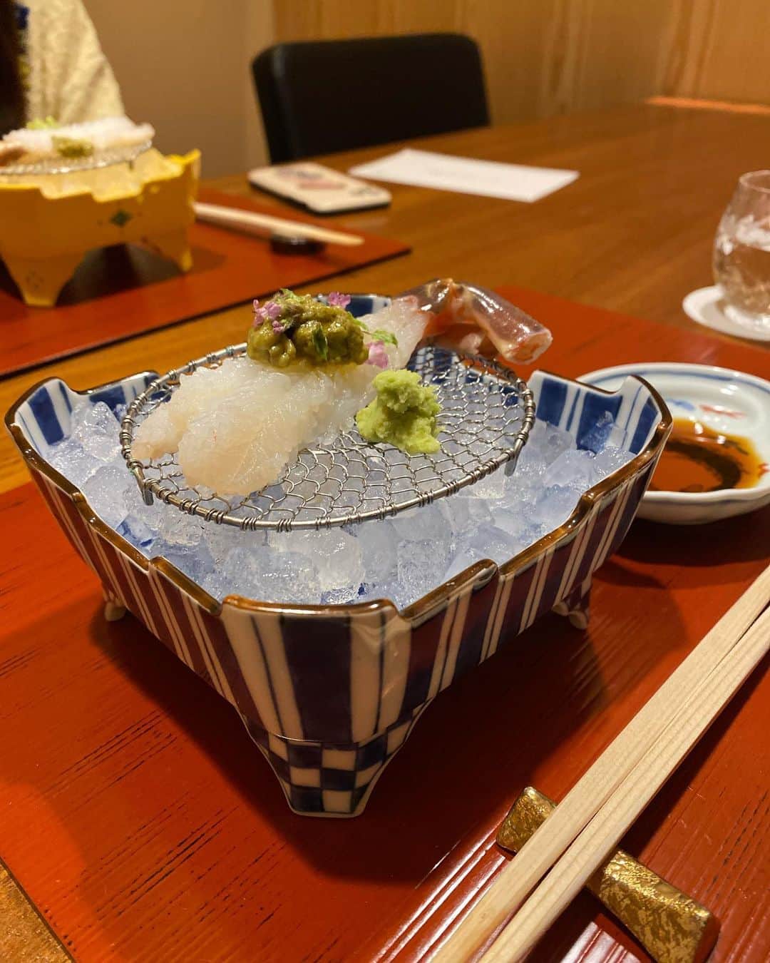 はりーさんのインスタグラム写真 - (はりーInstagram)「今日は赤坂にあるとっても素敵な日本料理屋さんのよう悦さんでご飯を食べました💋 生きた蟹さんを出してくれて3枚目のぷりぷりの状態で食べれるように出してくれます😚 お相手は @ruikumae ❤️‍🩹 女子会やデート、打ち合わせでもいいなーって思ったよ✨ 今回私たちは個室を利用させてもらったんだけど実は二人でずーっとバチェラー見ながらクスクスしながらご飯食べました😚💯 いいバレンタインでした✨ 素敵すぎたのでもう一投稿載せようと思います👌 くまちゃんとの写真もそちらに載せます💋 あと会員制なのでリンクはストーリーにも載せます📸  https://lin.ee/EGIvyUB  #りらご飯#りらずチョイス」2月14日 23時12分 - kirarin_harry_official
