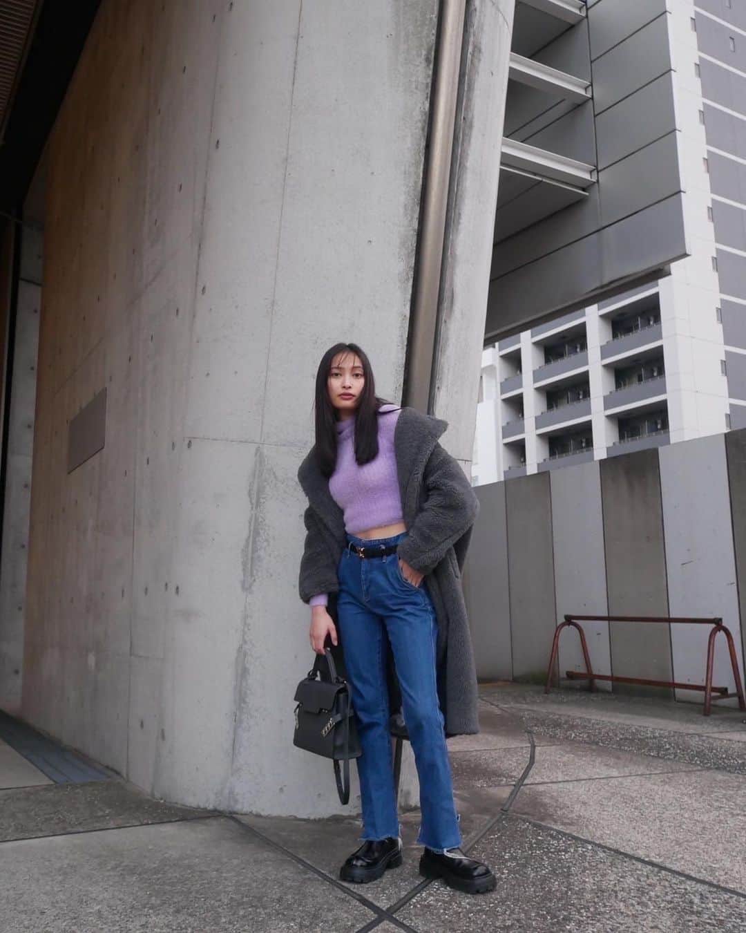 大政絢のインスタグラム：「#今日の絢服  段々冬服がマンネリ化してきて…(早く春にならないかな🌸)ZARAのSALEで明るめニットをゲット！でも、XSを頼んだら短め🤭ネットで頼むの難しい🤭  なちゅも一緒に撮影同行の日🐶」