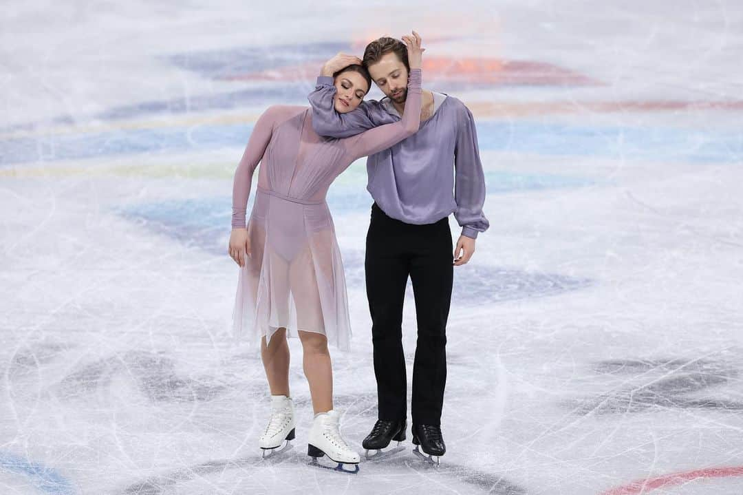 ケイトリン・ホワイエクのインスタグラム：「What an amazing Olympic experience this has been! I am so grateful for the opportunity to represent my country on Olympic ice with my best friend. Thank you for everyone’s support back home, we felt your energy here in Beijing! Can’t wait to spend the rest of the week cheering on the rest of our amazing @teamusa athletes! 🙌🏼🇺🇸 . . . 📷 @gettyimages  #hawayekbaker #kaitlinhawayek #jeanlucbaker #figureskating #figureskate #figureskater #iceskating #iceskate #iceskater #skating #skate #skater #icedance #icedancing #dance #dancing #usfigureskating #athlete #sports #roadtobeijing #beijingolympics #beijing2022」