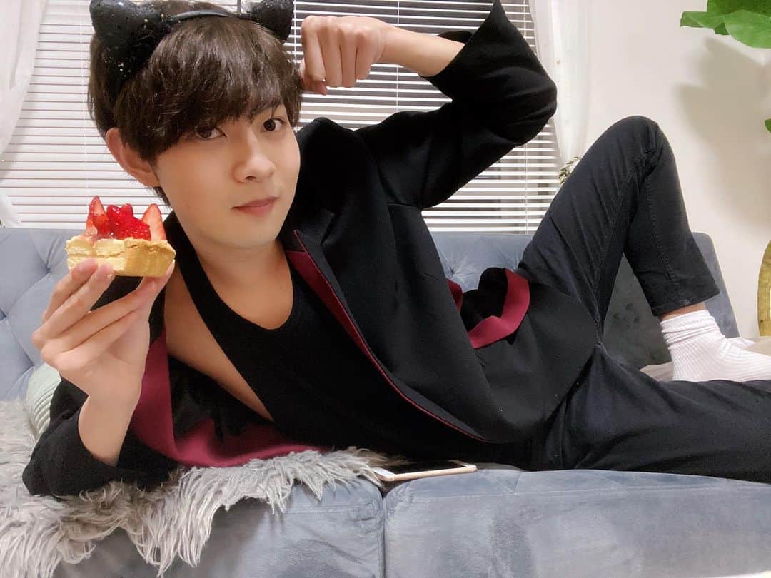 村松健太のインスタグラム：「YouTubeバレンタインLIVEありがとうございました！！  最高なバレンタインを過ごせてすごくハッピー😆  今日はニタニタしながらみんなからのコメントとDMみよーっと笑 mahalo🌺」