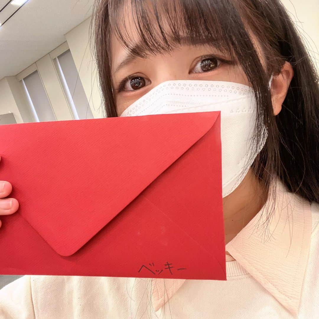 加藤一華さんのインスタグラム写真 - (加藤一華Instagram)「. ベッキーさん！！！((本物😭))  まさか、こんな日が来るなんて😂  大好きなベッキーさんが 誕生日サプライズで 目の前にいる奇跡😭😭😭🙏  みんなもびっくりしたでしょ？  芸能界でのご活躍もお人柄もぜんぶ、 昔から私の一番の憧れの人です。  快く駆けつけて下さったベッキーさん、 本当にありがとうございました😭✨  プレゼントやお手紙まで…😹 本当に現実？これ？？？🤦🏻‍♀️ (家族みんな信じてくれなかった笑)  これからもずっとずっと私の憧れ。 夢を与えるヒーローです🦸‍♀️  本当に幸せな時間すぎて・・・ その後も余韻がすごい・・・！  相方なるの涙にもやられた…🤦🏻‍♀️ 本当に素敵なサプライズをありがとう🥲  私達の存在が憧れの人に届いたこと 本当に夢みたい（；＿；）  スタフィーやってた小学生の私、 見てる！？？？😭 ※10枚目  最高の27歳、幕開けだー！！！💐  #ベッキーさん #本気の二度見した #今見ても合成な気がしてくる #気持ちはハピハピ #今でもミルモでポン録画したビデオテープ残ってる🤣 #伝説のスタフィー #風のしらべが大好き #サプライズ #誕生日 #ドッキリ #いちなるTV #ボンボンアカデミー」2月14日 23時56分 - ichika_kato