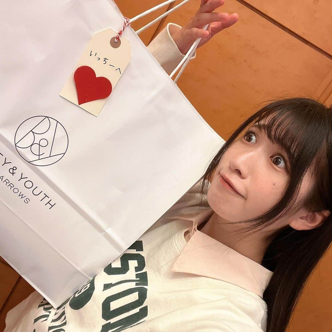 加藤一華さんのインスタグラム写真 - (加藤一華Instagram)「. ベッキーさん！！！((本物😭))  まさか、こんな日が来るなんて😂  大好きなベッキーさんが 誕生日サプライズで 目の前にいる奇跡😭😭😭🙏  みんなもびっくりしたでしょ？  芸能界でのご活躍もお人柄もぜんぶ、 昔から私の一番の憧れの人です。  快く駆けつけて下さったベッキーさん、 本当にありがとうございました😭✨  プレゼントやお手紙まで…😹 本当に現実？これ？？？🤦🏻‍♀️ (家族みんな信じてくれなかった笑)  これからもずっとずっと私の憧れ。 夢を与えるヒーローです🦸‍♀️  本当に幸せな時間すぎて・・・ その後も余韻がすごい・・・！  相方なるの涙にもやられた…🤦🏻‍♀️ 本当に素敵なサプライズをありがとう🥲  私達の存在が憧れの人に届いたこと 本当に夢みたい（；＿；）  スタフィーやってた小学生の私、 見てる！？？？😭 ※10枚目  最高の27歳、幕開けだー！！！💐  #ベッキーさん #本気の二度見した #今見ても合成な気がしてくる #気持ちはハピハピ #今でもミルモでポン録画したビデオテープ残ってる🤣 #伝説のスタフィー #風のしらべが大好き #サプライズ #誕生日 #ドッキリ #いちなるTV #ボンボンアカデミー」2月14日 23時56分 - ichika_kato