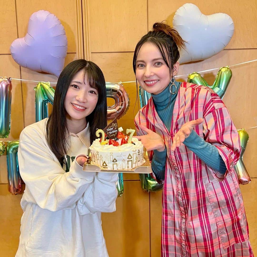 加藤一華のインスタグラム：「. ベッキーさん！！！((本物😭))  まさか、こんな日が来るなんて😂  大好きなベッキーさんが 誕生日サプライズで 目の前にいる奇跡😭😭😭🙏  みんなもびっくりしたでしょ？  芸能界でのご活躍もお人柄もぜんぶ、 昔から私の一番の憧れの人です。  快く駆けつけて下さったベッキーさん、 本当にありがとうございました😭✨  プレゼントやお手紙まで…😹 本当に現実？これ？？？🤦🏻‍♀️ (家族みんな信じてくれなかった笑)  これからもずっとずっと私の憧れ。 夢を与えるヒーローです🦸‍♀️  本当に幸せな時間すぎて・・・ その後も余韻がすごい・・・！  相方なるの涙にもやられた…🤦🏻‍♀️ 本当に素敵なサプライズをありがとう🥲  私達の存在が憧れの人に届いたこと 本当に夢みたい（；＿；）  スタフィーやってた小学生の私、 見てる！？？？😭 ※10枚目  最高の27歳、幕開けだー！！！💐  #ベッキーさん #本気の二度見した #今見ても合成な気がしてくる #気持ちはハピハピ #今でもミルモでポン録画したビデオテープ残ってる🤣 #伝説のスタフィー #風のしらべが大好き #サプライズ #誕生日 #ドッキリ #いちなるTV #ボンボンアカデミー」