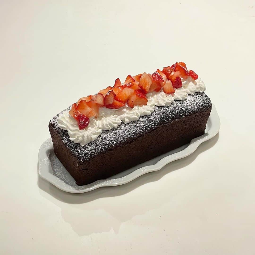 宮崎朝子のインスタグラム：「こちらインスタライブ中に焼いてたケーキになります。 ハツピーバレンタイン❤️」
