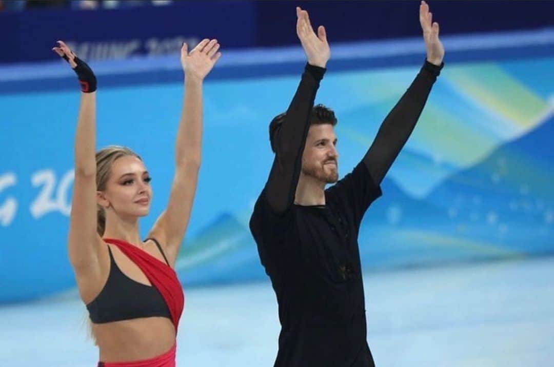 アレクサンドラ・ステパノワのインスタグラム：「Thank you Beijing, ROC and everyone watching and supporting us ! 🌏 Felling truly grateful for this Olympic experience! A few days of rest and then off to conquering new heights ✊🏻😉  Спасибо Пекину, ROC и всем, кто смотрит и поддерживает нас! 🌏Мы искренне благодарны за этот олимпийский опыт! Несколько дней отдыха и вперёд к покорению новых вершин. ✊🏼😉 #olimpicgames #beijing2022」