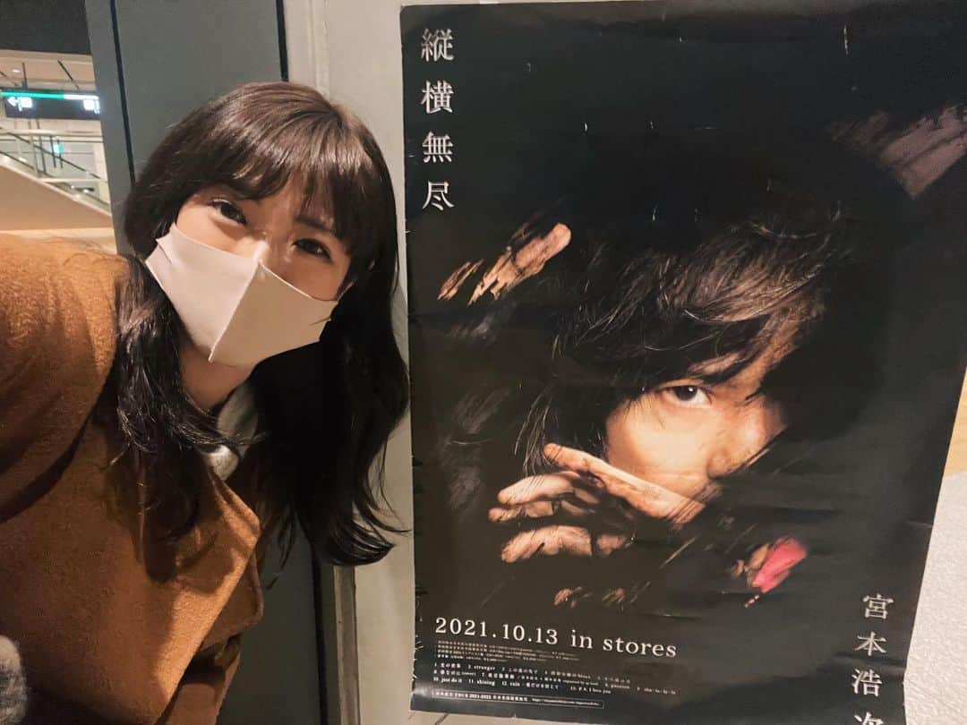 わちみなみのインスタグラム：「大好きです、、😭✨🥀  バレンタインは 宮本浩次さんから 幸せをいただきました笑🤎  マスクで声出しも無しの状況ですが  浩次さんの叫びと 音もずっしり、演出も最高にかっこよかった…✨  ど真ん中射抜かれるセトリ、 会場の居心地の良さに心は満たされまくりました😭✨  あぁ〜、なんてストレートに 気持ちが乗りまくった言葉を 届けられる方なんだ🙇🏼‍♀️🙇🏼‍♀️ と帰宅してからも惚れ惚れ。。  #宮本浩次 さん #宮本浩次日本全国縦横無尽」