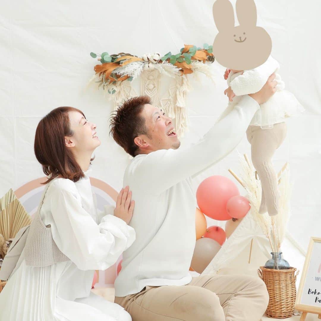 安藤麻貴のインスタグラム：「Happy valentine's day💝  今年のバレンタインは、ベビの手形クッキーを贈りました☺️ ベビを寝かしつけたあと、本人の横で黙々とクッキー焼いてるのシュールだったな😇 結婚して一緒に住んでたらそんなもんか🤔  思ったよりベビにゃんのおててが成長していて、用意した箱に入りませんでした😇爆  伸ばしたクッキー生地にラップをかけて、その上からベビの手をギュギュッとして型をとったよ☺️ 初めて使うレシピだったのでどんな感じで膨らむか分からず、焼いたら手形が消ないか心配だったので、お家にあった色付きのザラメを手形の上から乗せて焼きました☝️(先に余った生地で試し焼きしてザラメの溶け具合も確認したよ♡) 結果、大成功❣️ カラーザラメいい仕事してくれたなぁ☺️💖  手形1個しか取れなかったから焼くときドキドキしたー😂  #バレンタイン #valentine #手形クッキー #あかちゃんのいる生活 #べびすたぐらむ #まますたぐらむ」