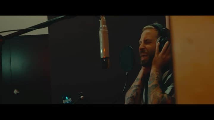 タイラー・カーターのインスタグラム：「The lab truly has always been my happy place and the only place I feel at peace. Writing music is my medicine.   shoutout @studioalasvegas for having @cvrtmartin and me in to cut vocals for Monster In A Maserati and lots more @emeraldroyce coming soon. Bts: @masonwrightblvckbox」