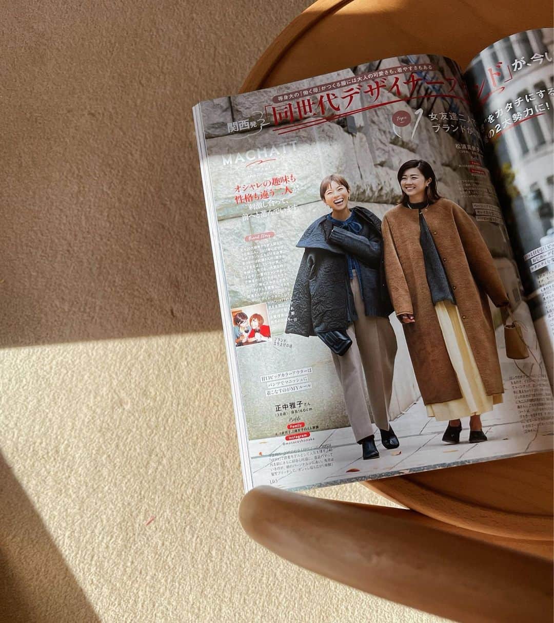 正中雅子のインスタグラム：「@story_love40 にこんな風に載せてもらえるなんて 10年間歩んできてよかったなーって感慨深い気持ちになった撮影だった😌  撮影の日はまさに11/25で10周年の日という奇跡🧁  取材している最中にも色んなことを思い出して @urako0618 は涙ぐんだり、プチ更年期もこんな感じできっと一緒に迎えることやろうなーと思った🤣  URAKOが取材中に 「なんやかんや言って、私がマサコの1番のファンなんやと思う」 と言ってくれた時は泣きそうやったし いつも私のことをそうやって信頼してくれて出会ったときから背中を押してくれる存在😌  だからMACHATTが10年も続いていると思う。  URAKOとこんな風に撮影してもらえるのも嬉しくて記念にpost♡  素敵な機会をありがとうございました♡ @yukie__tanaka   ブランドヒストリーもかいてもらってるので ぜひ手にとって見てほしいです🌷  この時着てるインナーのデニムブラウスは 今予約してるやつのサンプルの時😌  #story」