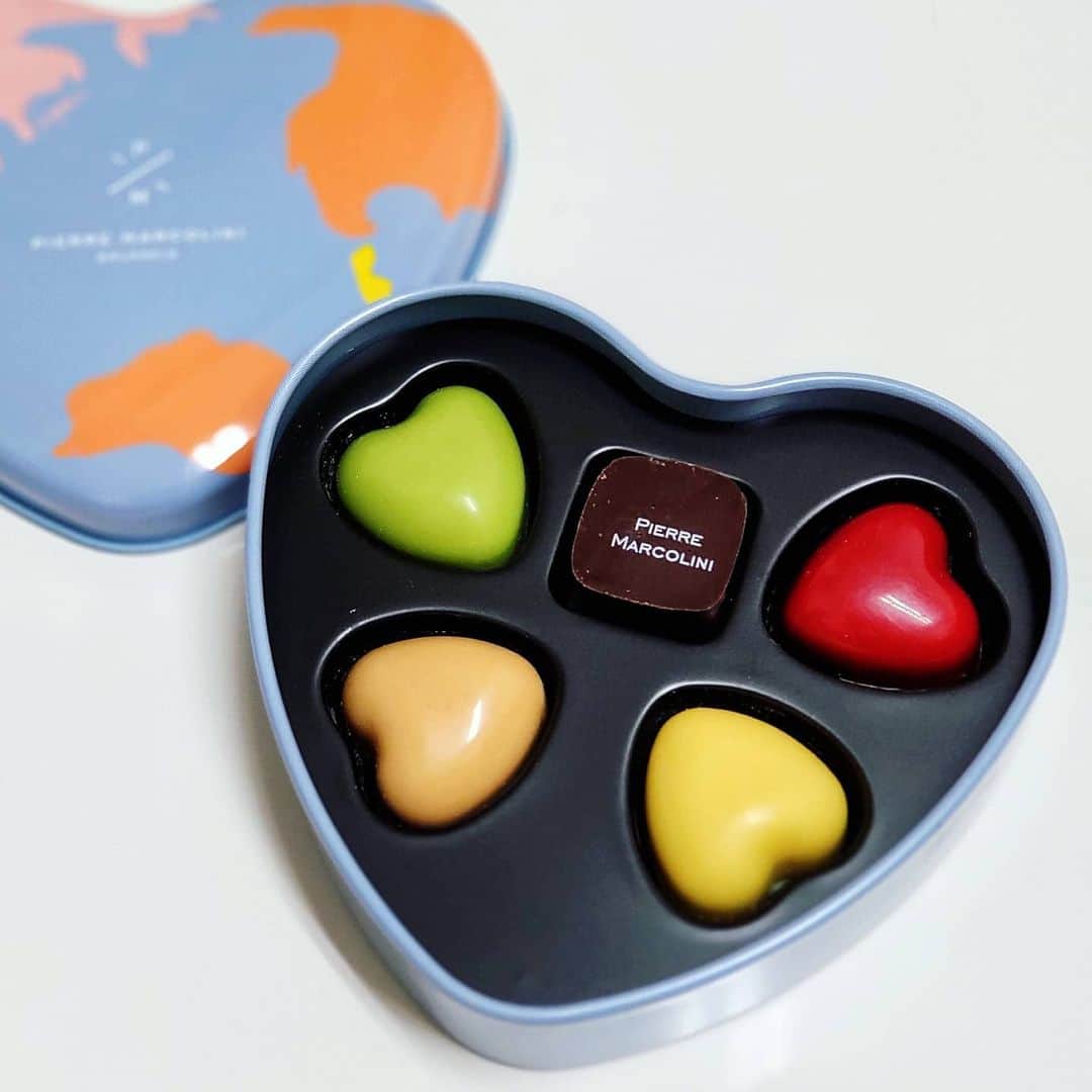 のインスタグラム：「ちょちょちょチョコレート！ 【PIERRE MARCOLINI】 バレンタインコレクション2022 コフレ クール 5個入り  ❤️💛💚💖❤️💛💚💖❤️💛💚💖❤️💛  人気のピエール マルコリーニの2022バレンタイン テーマは「VOYAGES & PASSION」  かわいいハートの缶に、かわいい♥4種類の「クール シリーズ」と、代表的な「ピエール マルコリーニ グラン クリュ」を詰めた限定アソート  素敵なチョコで、ハッピーバレンタインにゃー🐈‍⬛  ❤️💛💚💖❤️💛💚💖❤️💛💚💖❤️💛  🐾ピエール マルコリーニ各店舗、オンラインショップにて期間限定販売  PR @pierre_marcolini_japan  #黒猫食べ過ぎ #ピエールマルコリーニ #バレンタイン  #チョコレート #chocolate」
